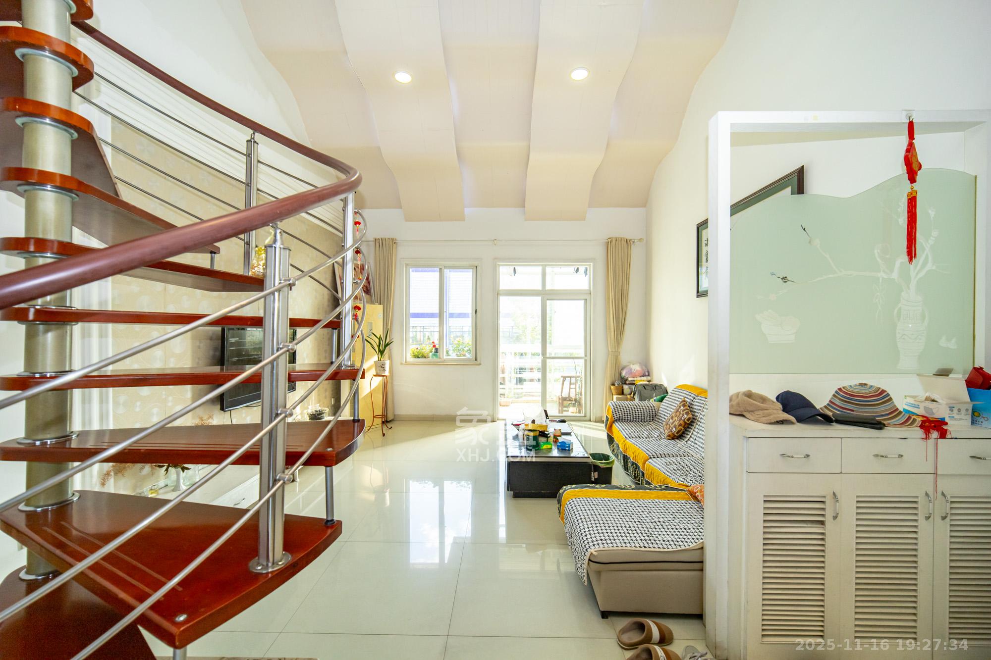 山水芙蓉国际新城  5室2厅2卫    68.0万客厅