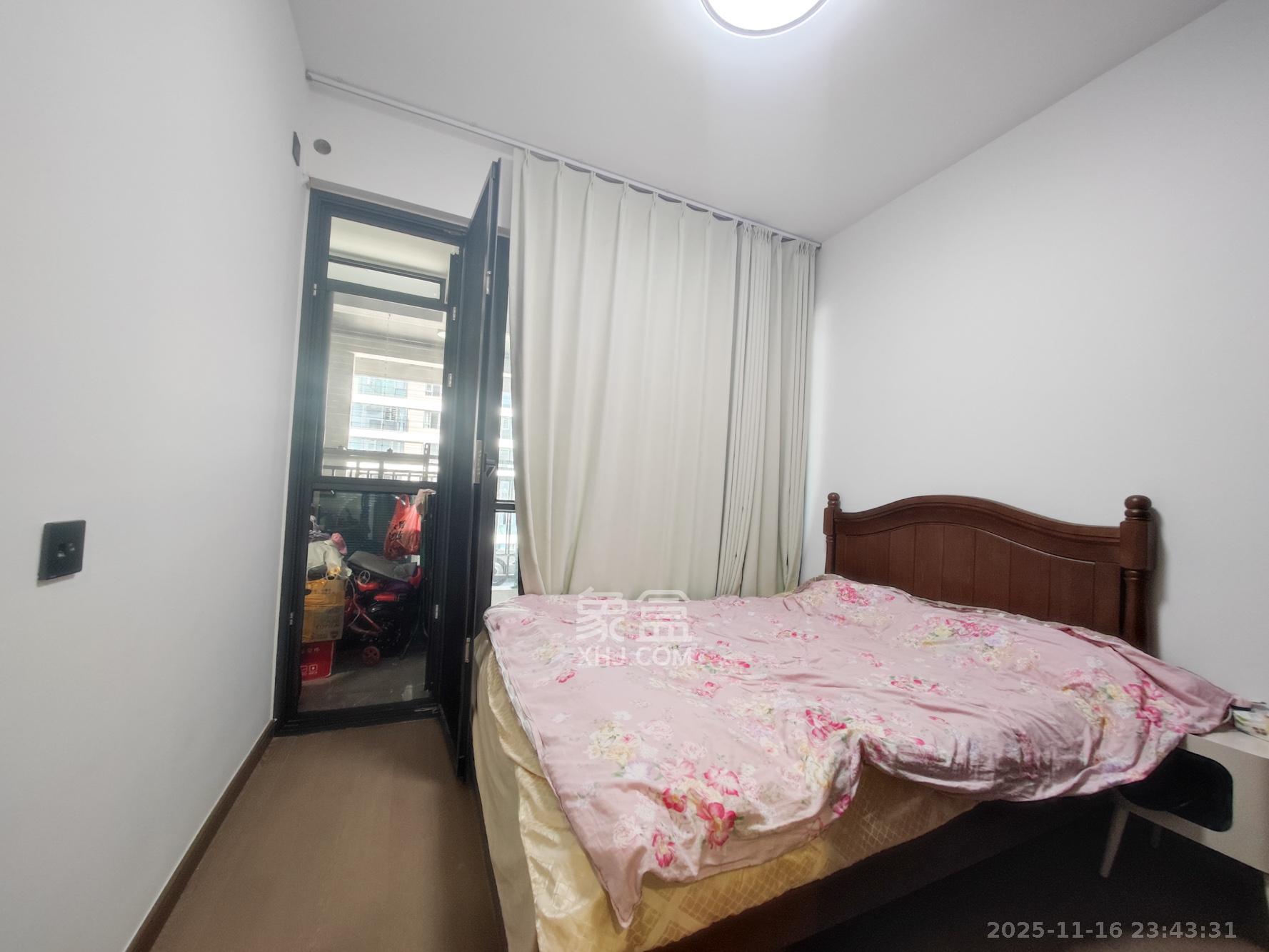 金地都会风華  3室2厅2卫    138.0万卧室