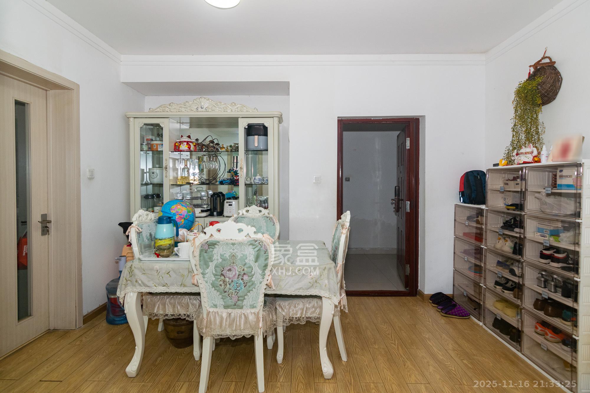 新城国际花都  2室2厅1卫    40.0万客厅