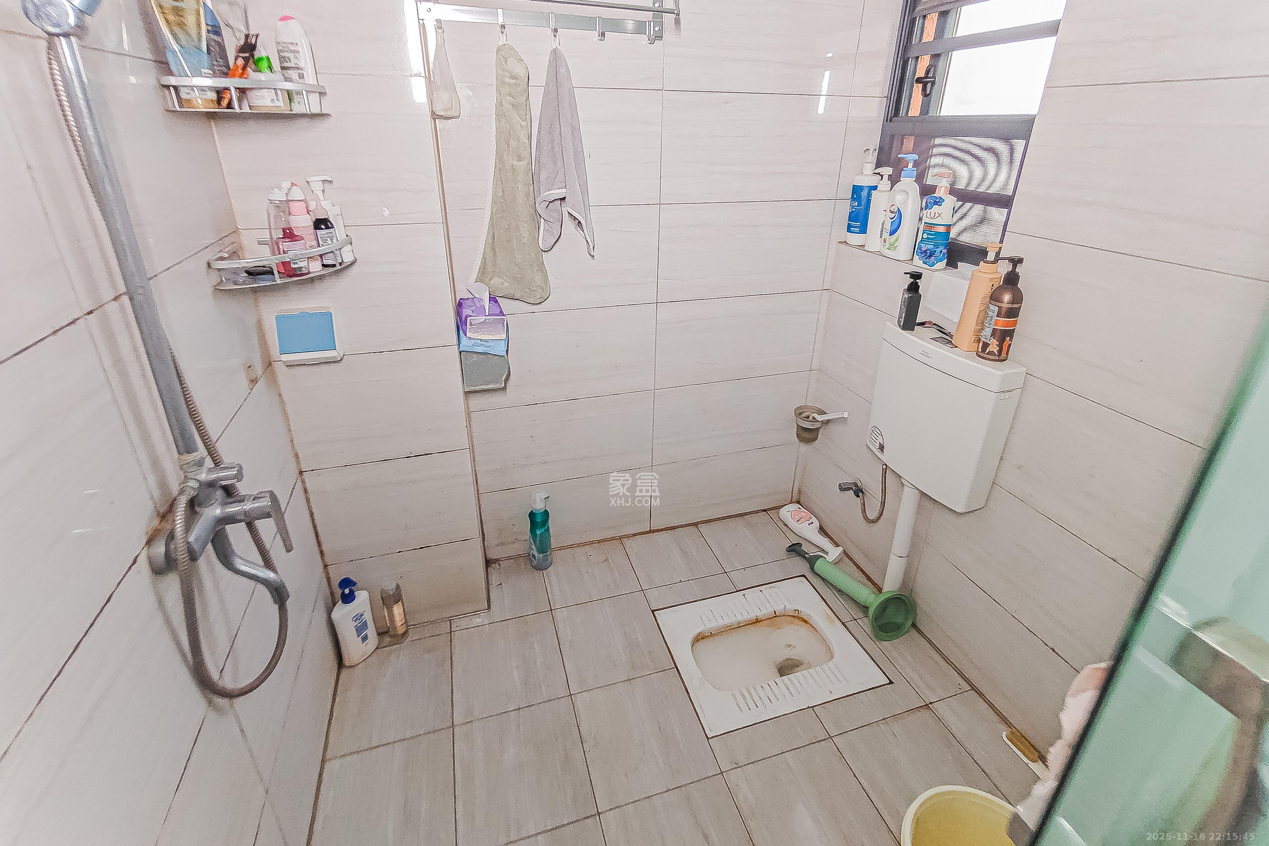 江南华府  3室2厅1卫    90.0万卫生间