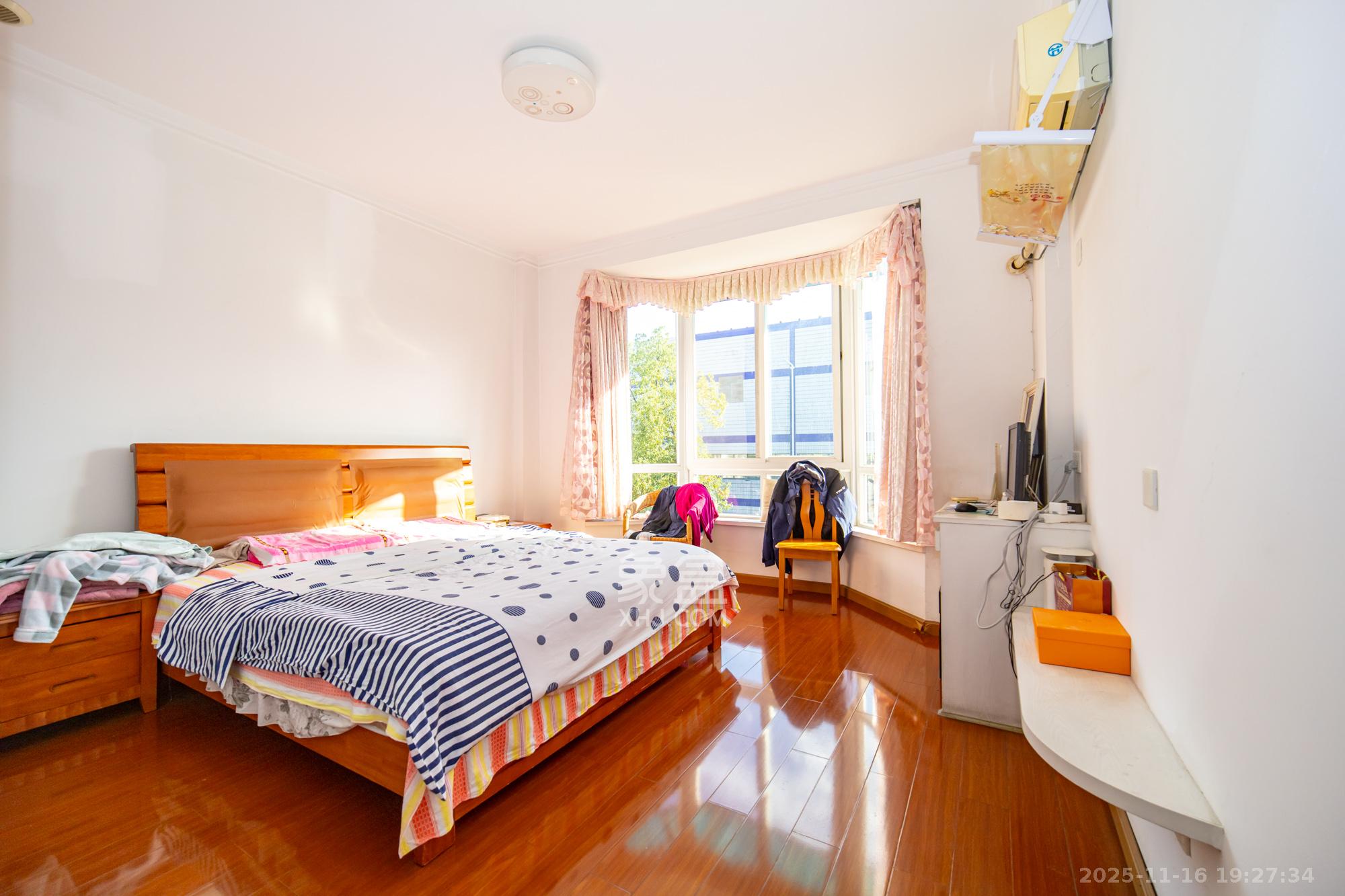 山水芙蓉国际新城  5室2厅2卫    68.0万卧室