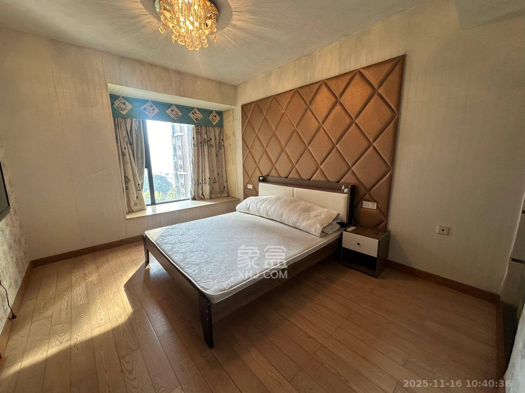 藏珑湖上国际花园  3室2厅2卫    3600.0元/月室内图