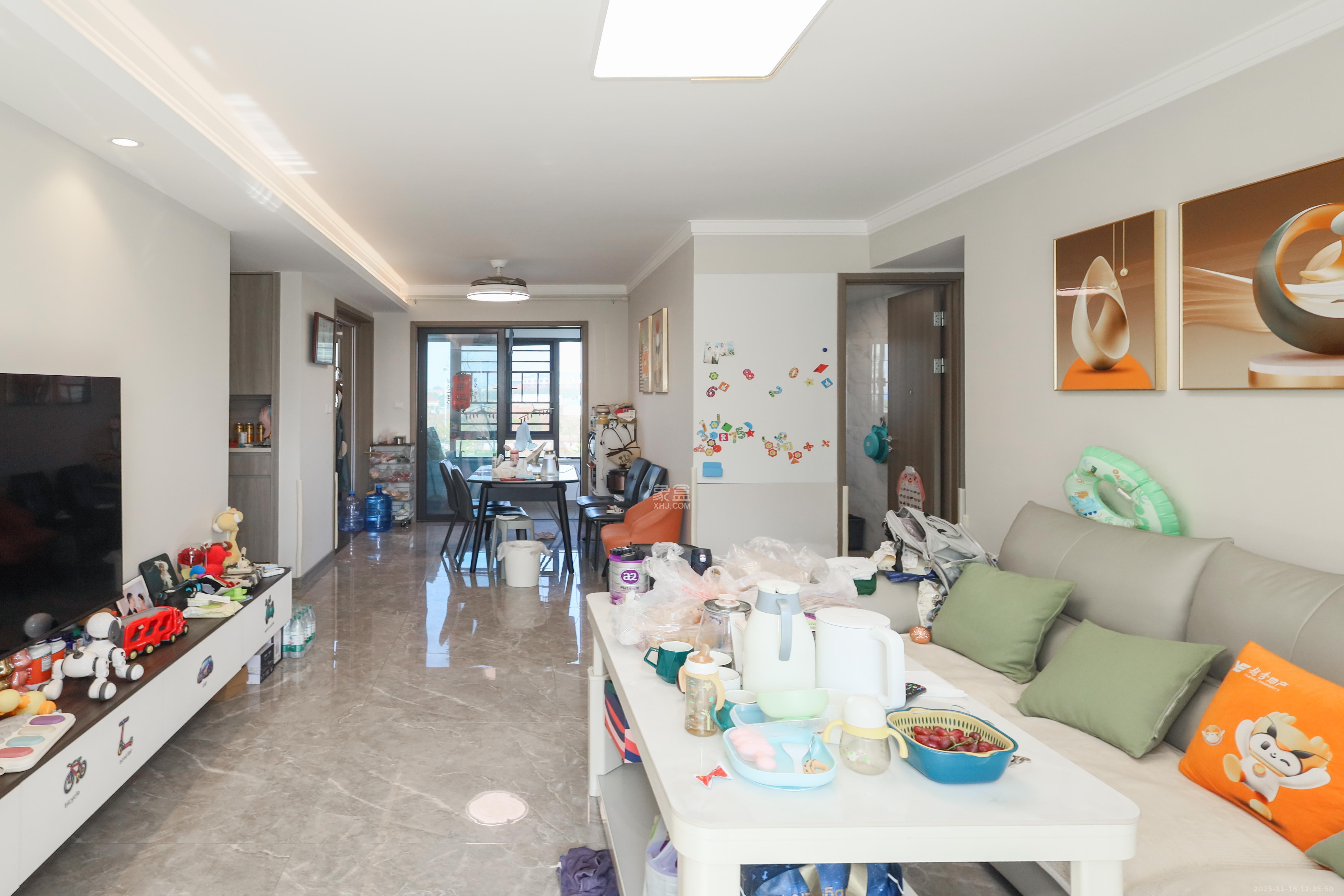 越秀亲爱里  4室2厅2卫    135.0万客厅