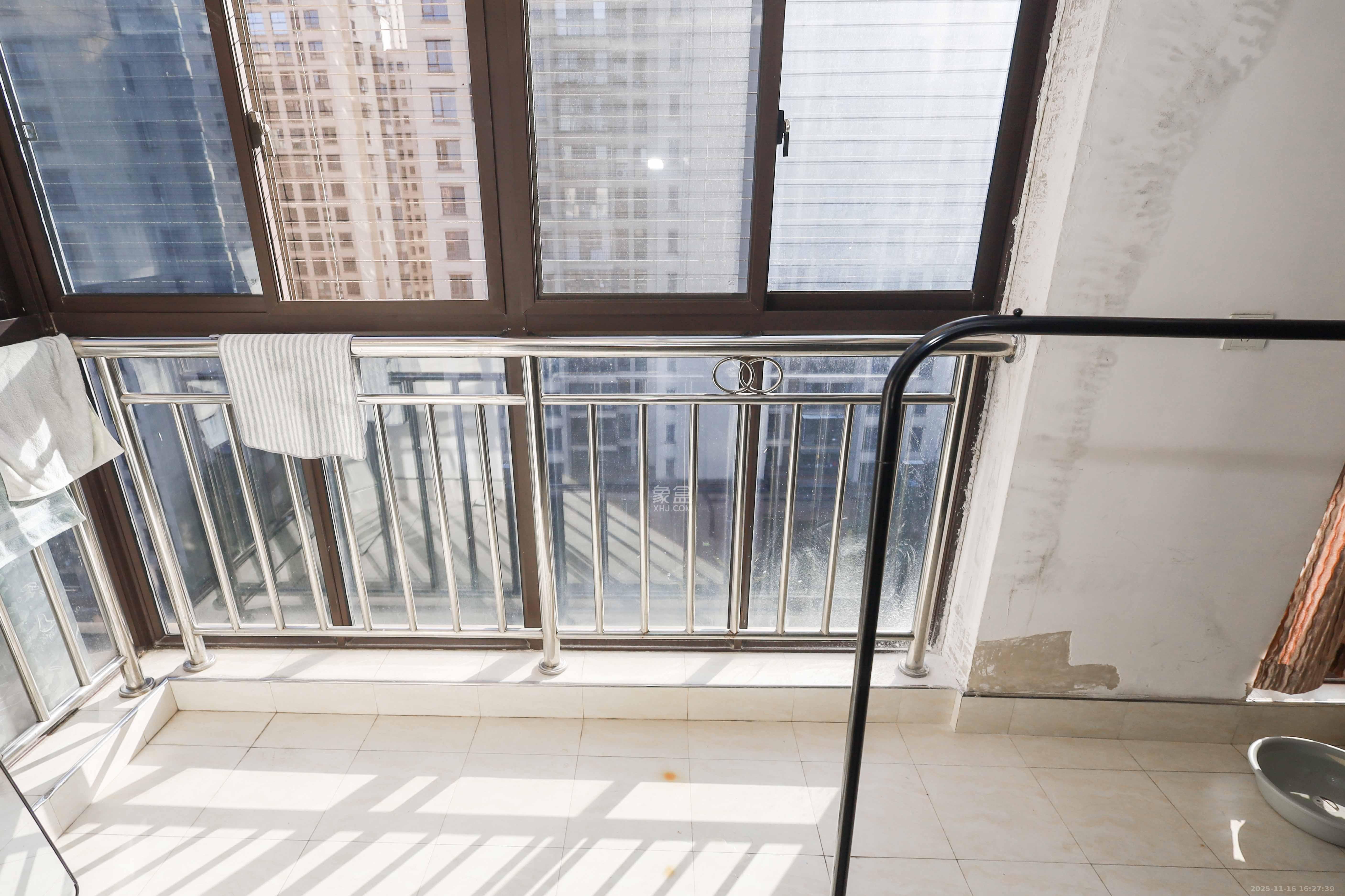 保利麓谷林语E区 3室2厅1卫 63.0万 保利麓谷林语E区 3室2厅1卫 63.0万阳台