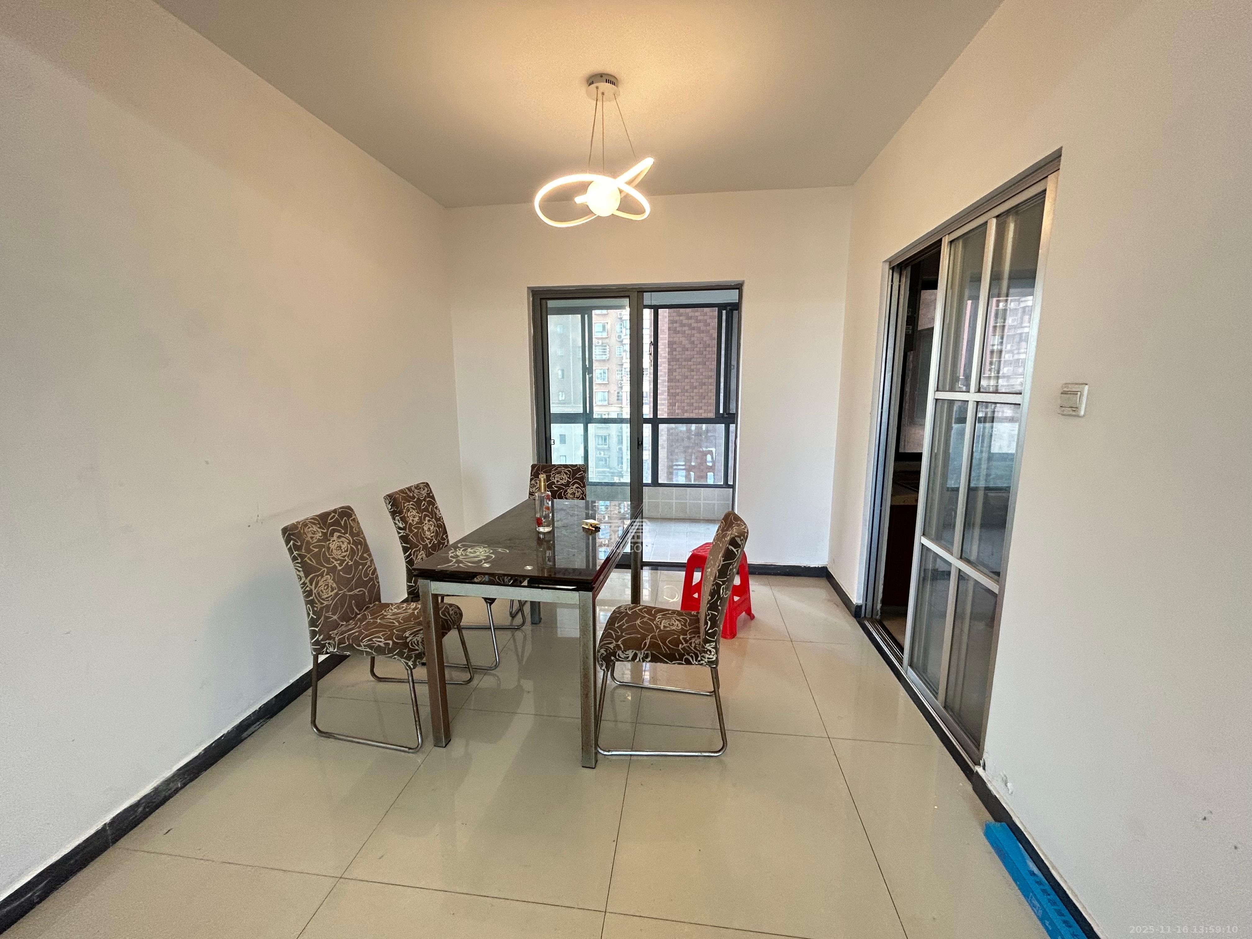 上海城小区  4室2厅2卫    2400.0元/月室内图