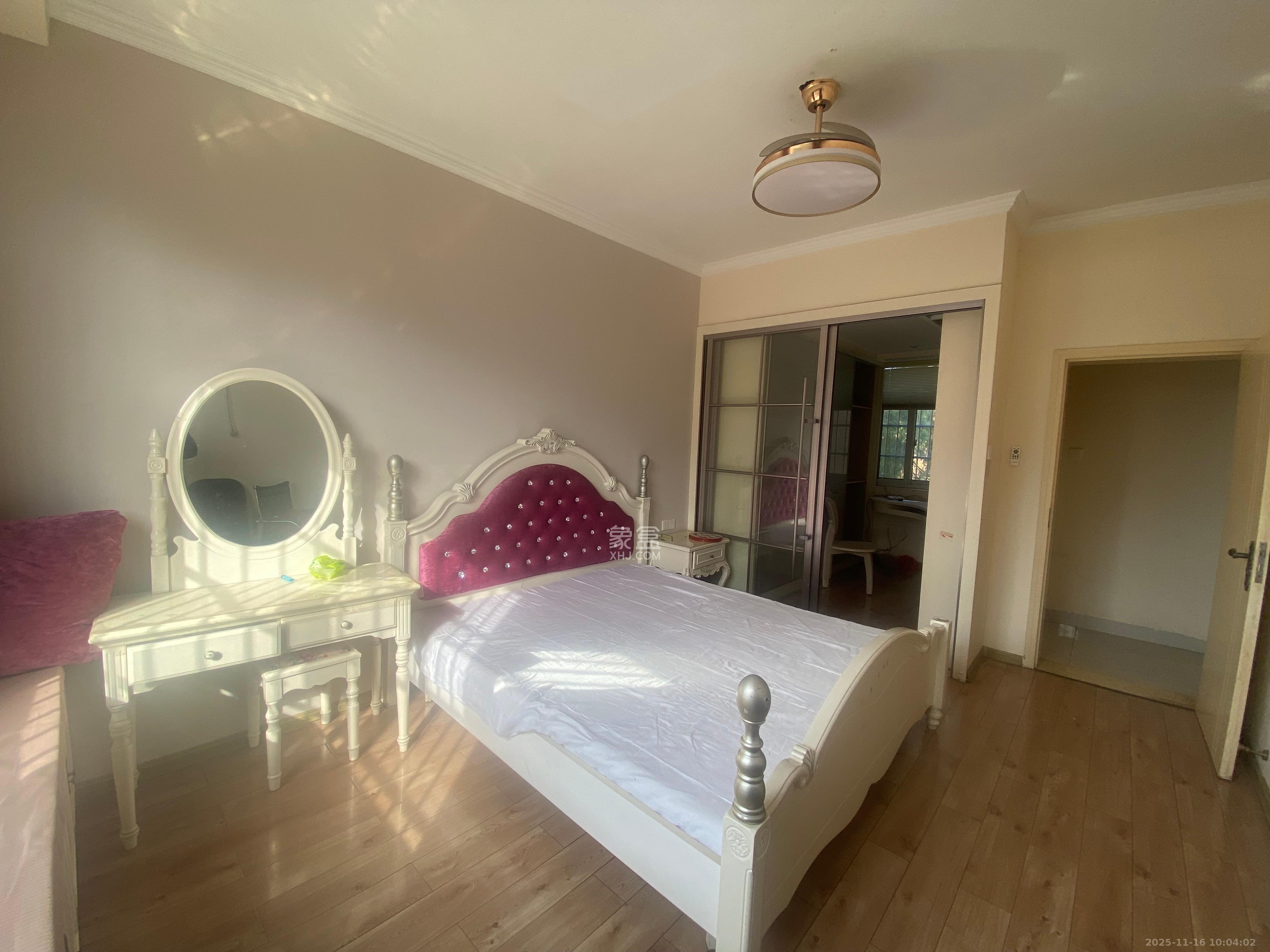 山水湾  3室2厅2卫    2200.0元/月室内图1