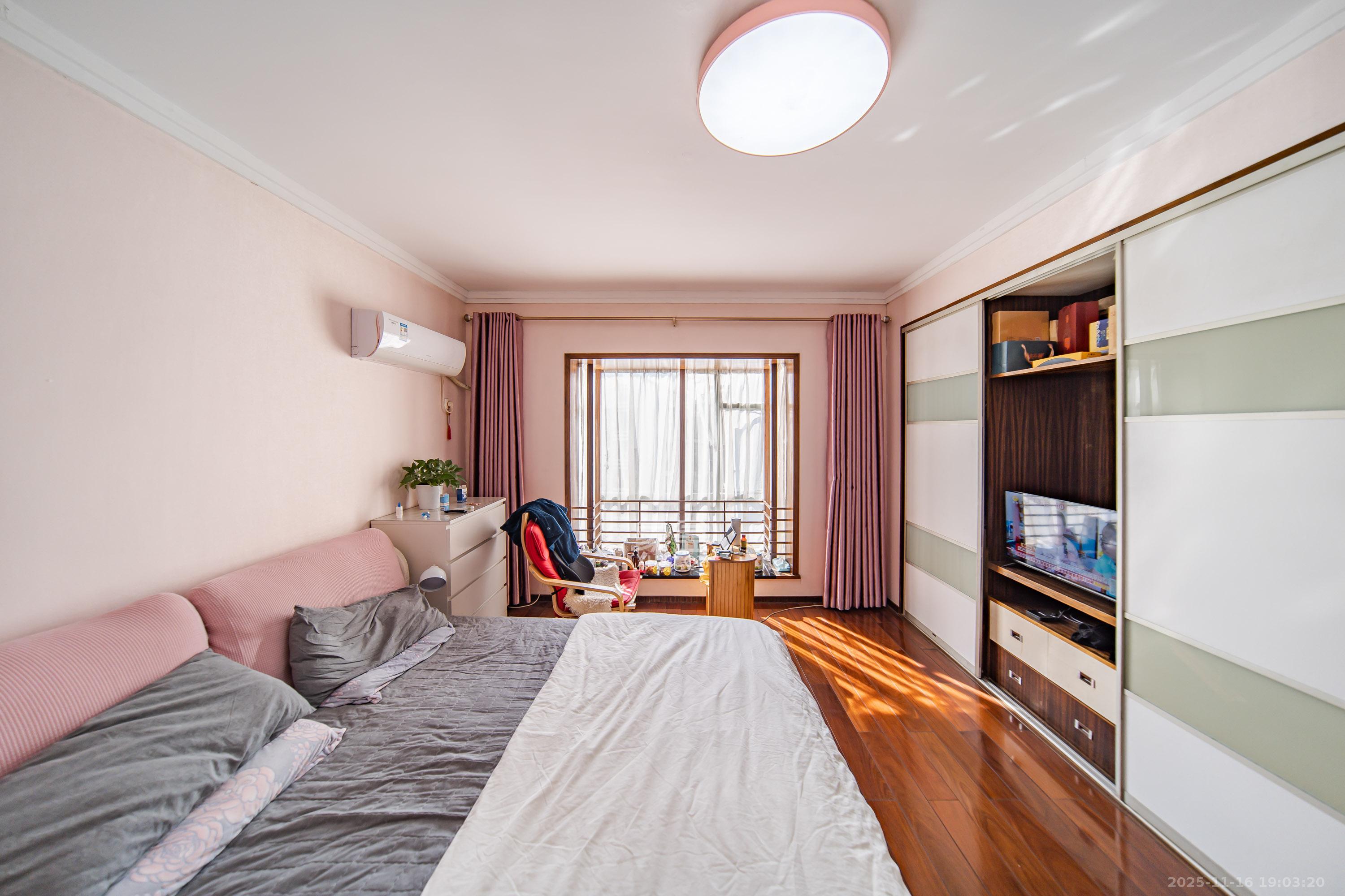 锦绣华天 4室2厅2卫 215.0万 锦绣华天 4室2厅2卫 215.0万卧室