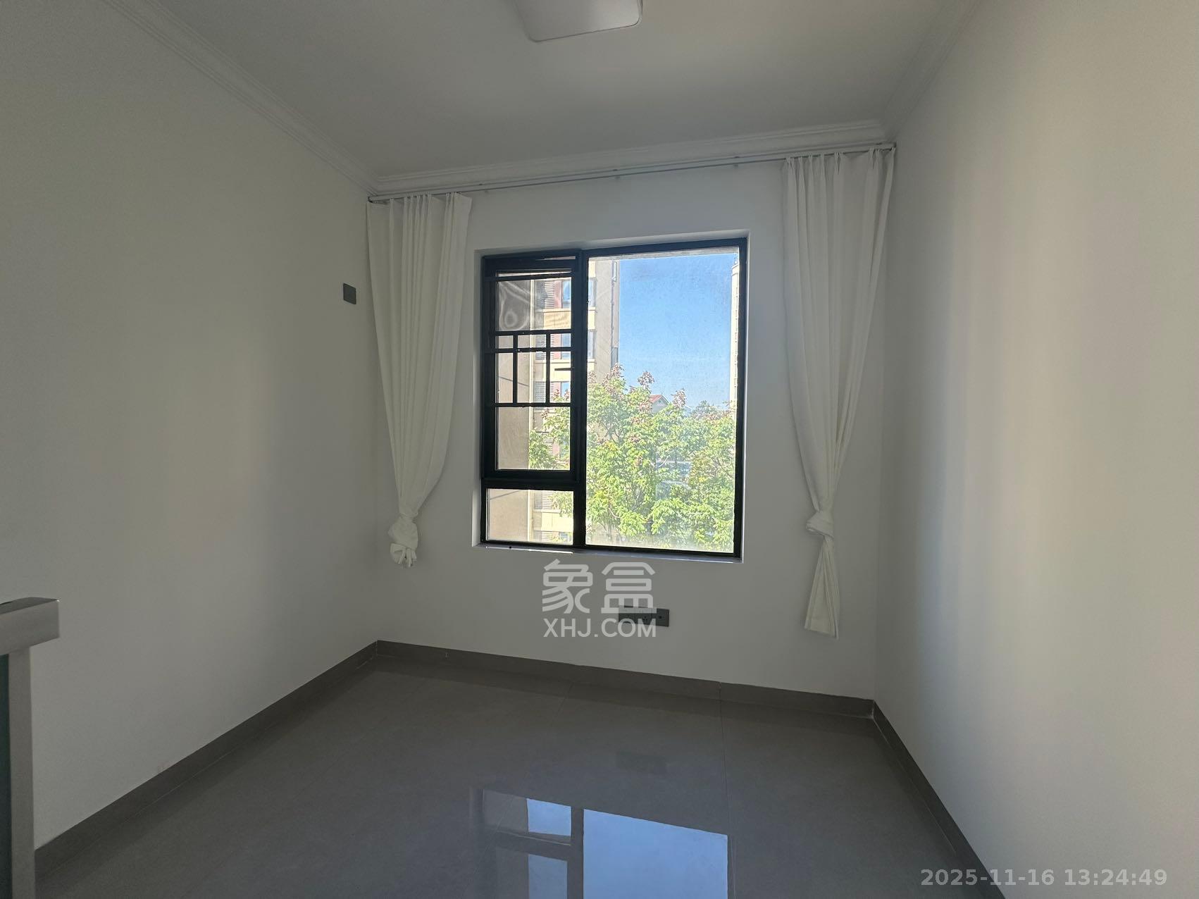 绿地海外滩二期  3室1厅1卫    2400.0元/月室内图