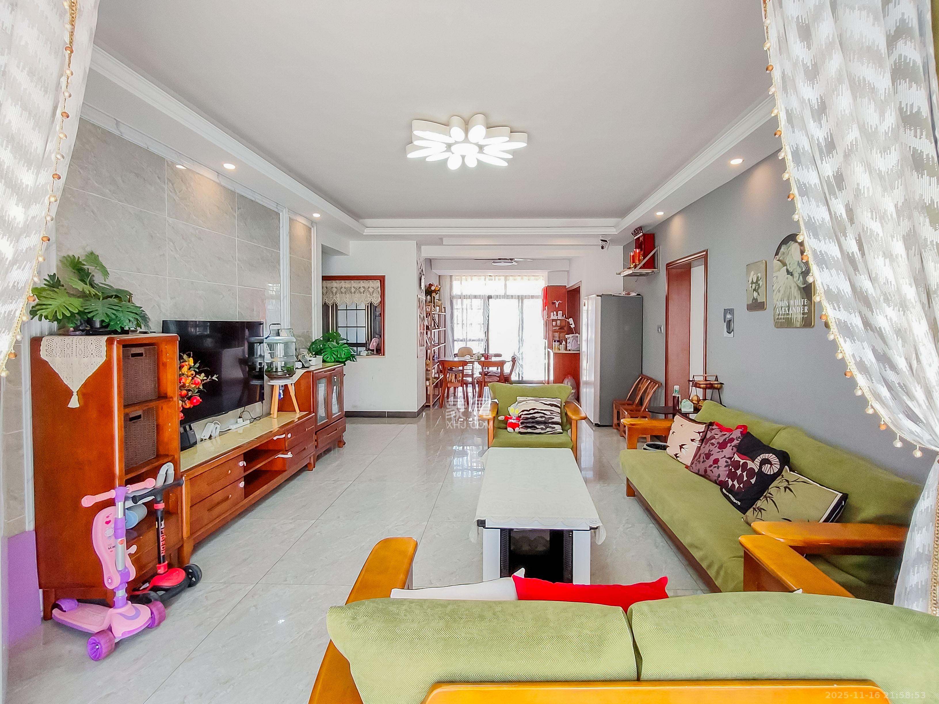 岸芷汀兰  4室2厅2卫    70.0万客厅