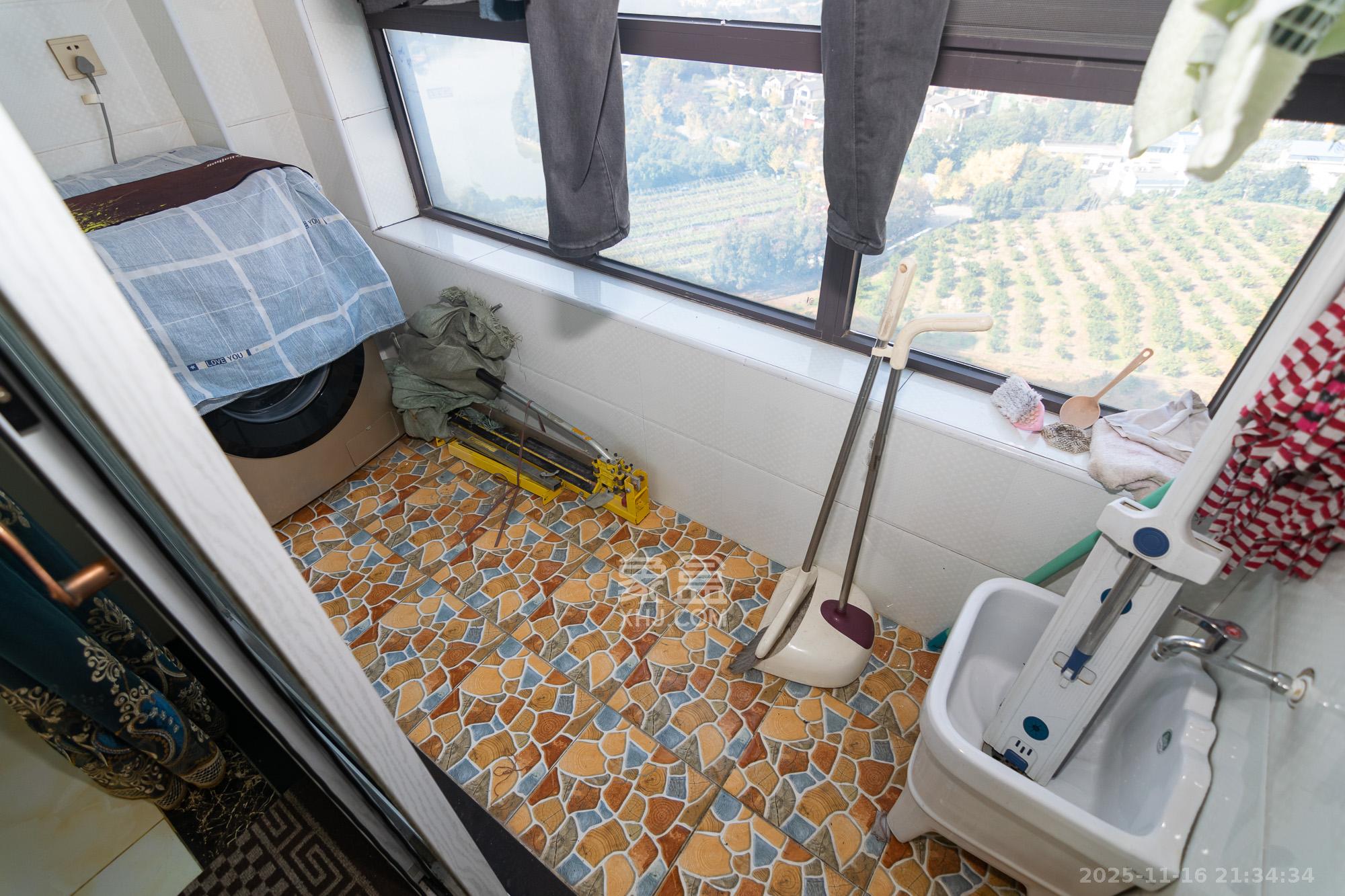 金地三千府(金地湖山樾、金地自在城) 3室2厅2卫 68.0万 金地三千府(金地湖山樾、金地自在城) 3室2厅2卫 68.0万阳台