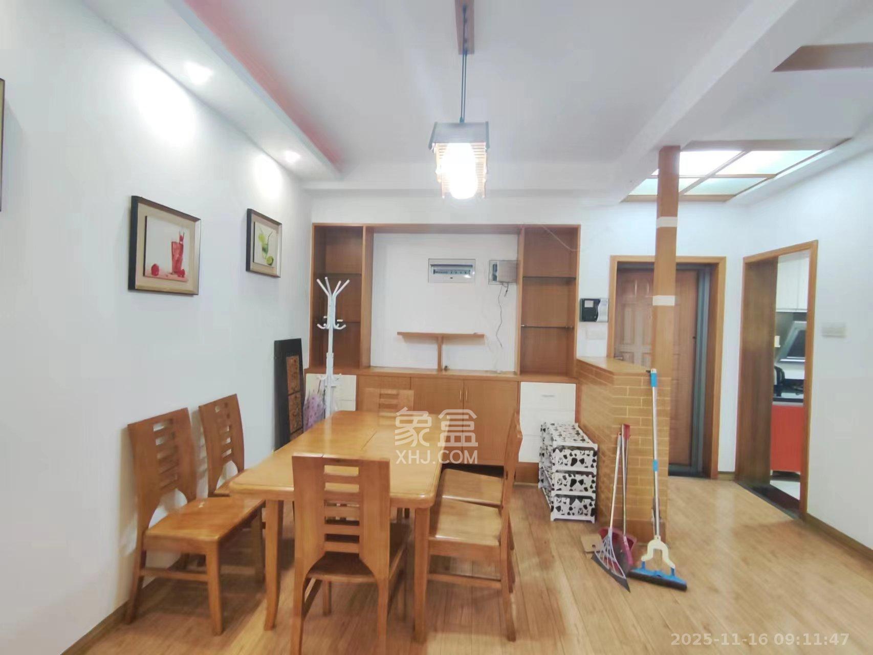 新城新世界一二三期  2室2厅1卫    2500.0元/月室内图