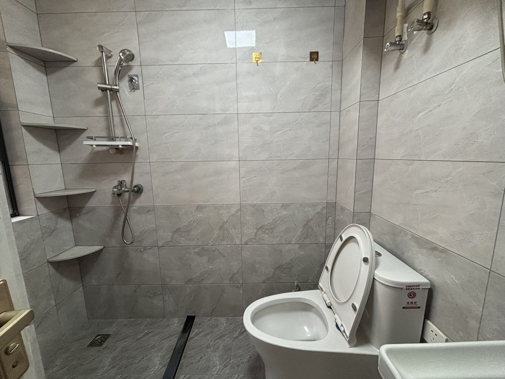 伊泰天骄二期 3室2厅2卫 2300.0元/月 伊泰天骄二期 3室2厅2卫 2300.0元/月室内图