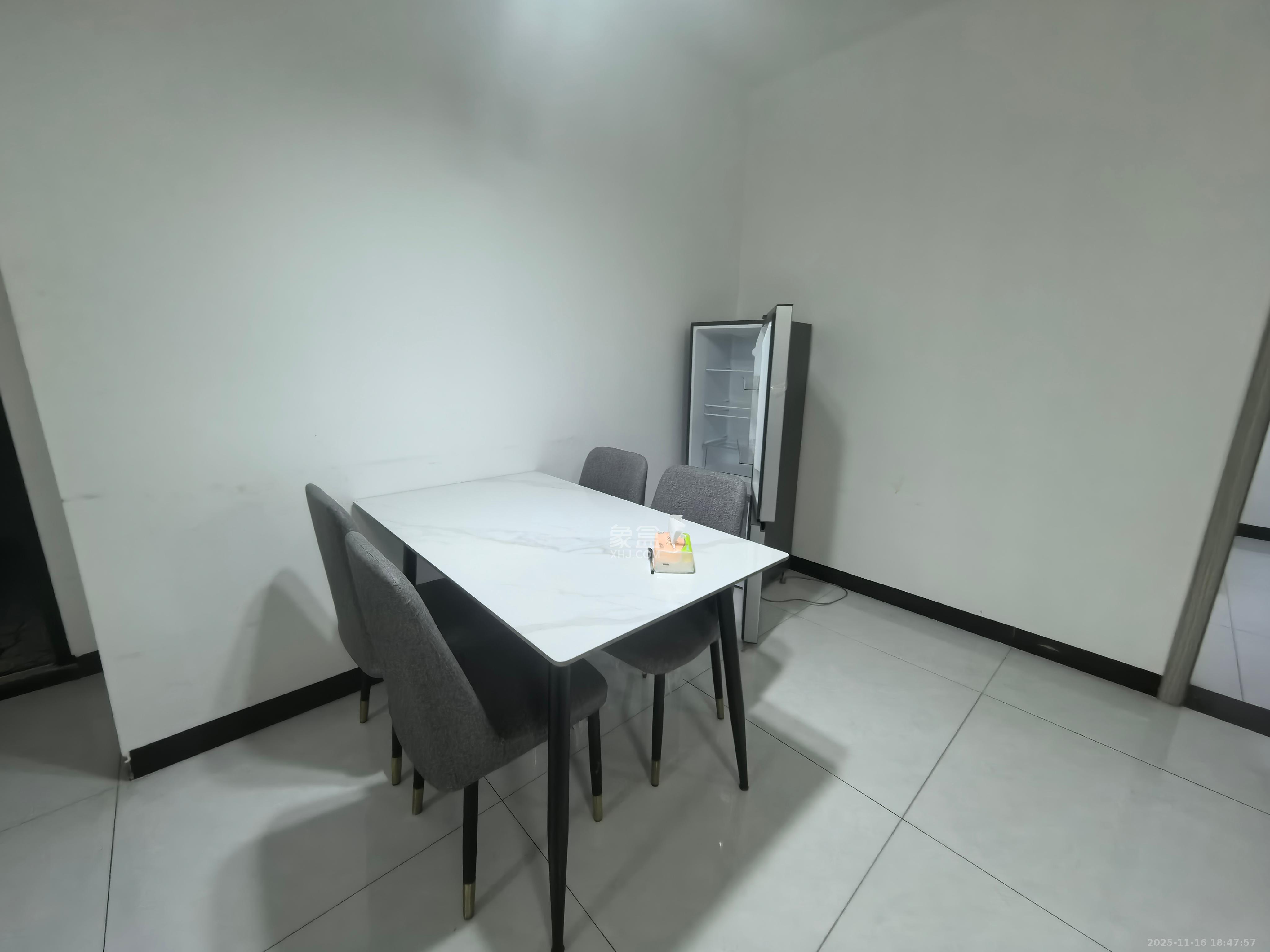 梦想枫林湾 3室2厅2卫 2800.0元/月 梦想枫林湾 3室2厅2卫 2800.0元/月室内图