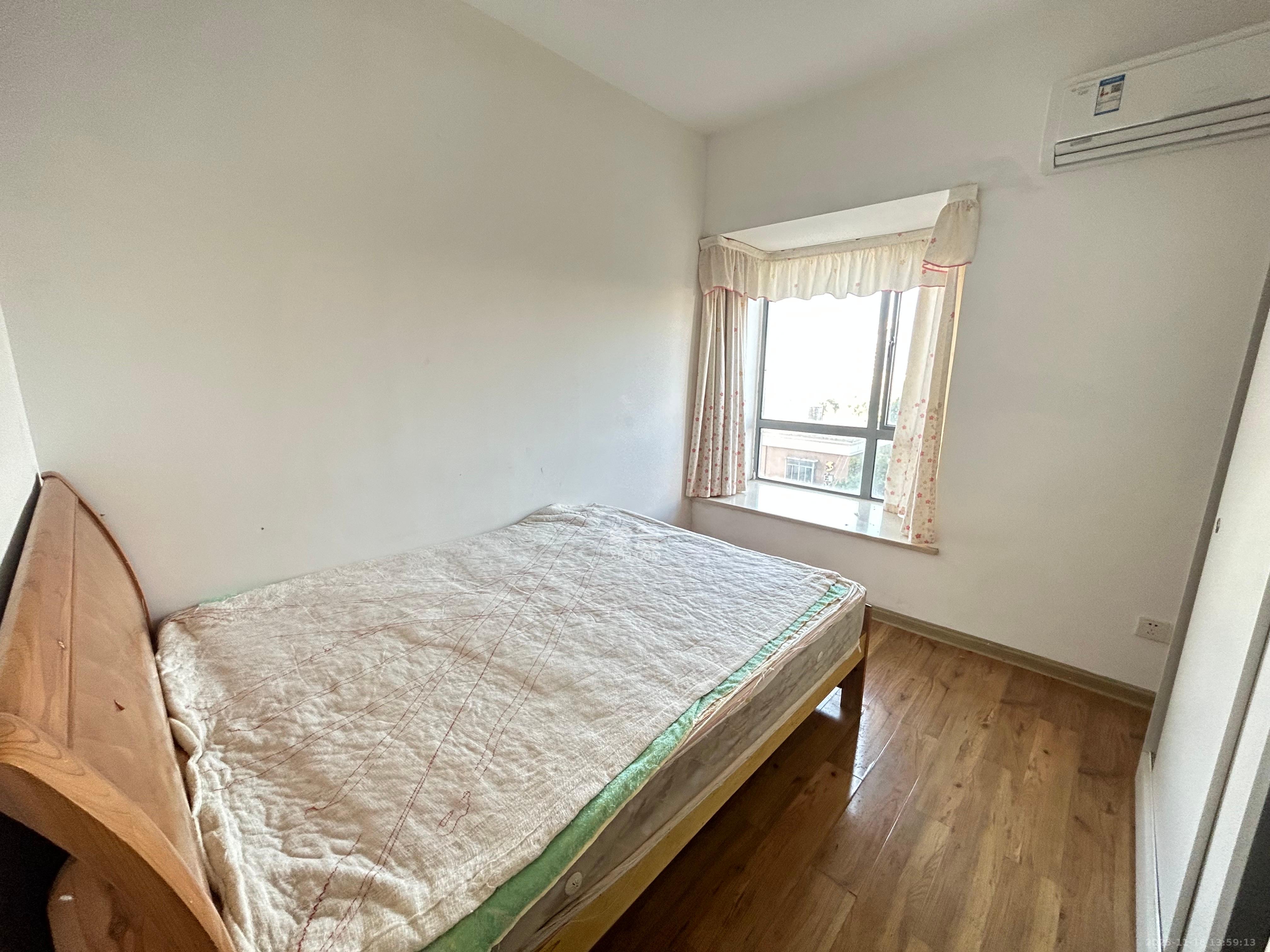 上海城小区  4室2厅2卫    2400.0元/月室内图