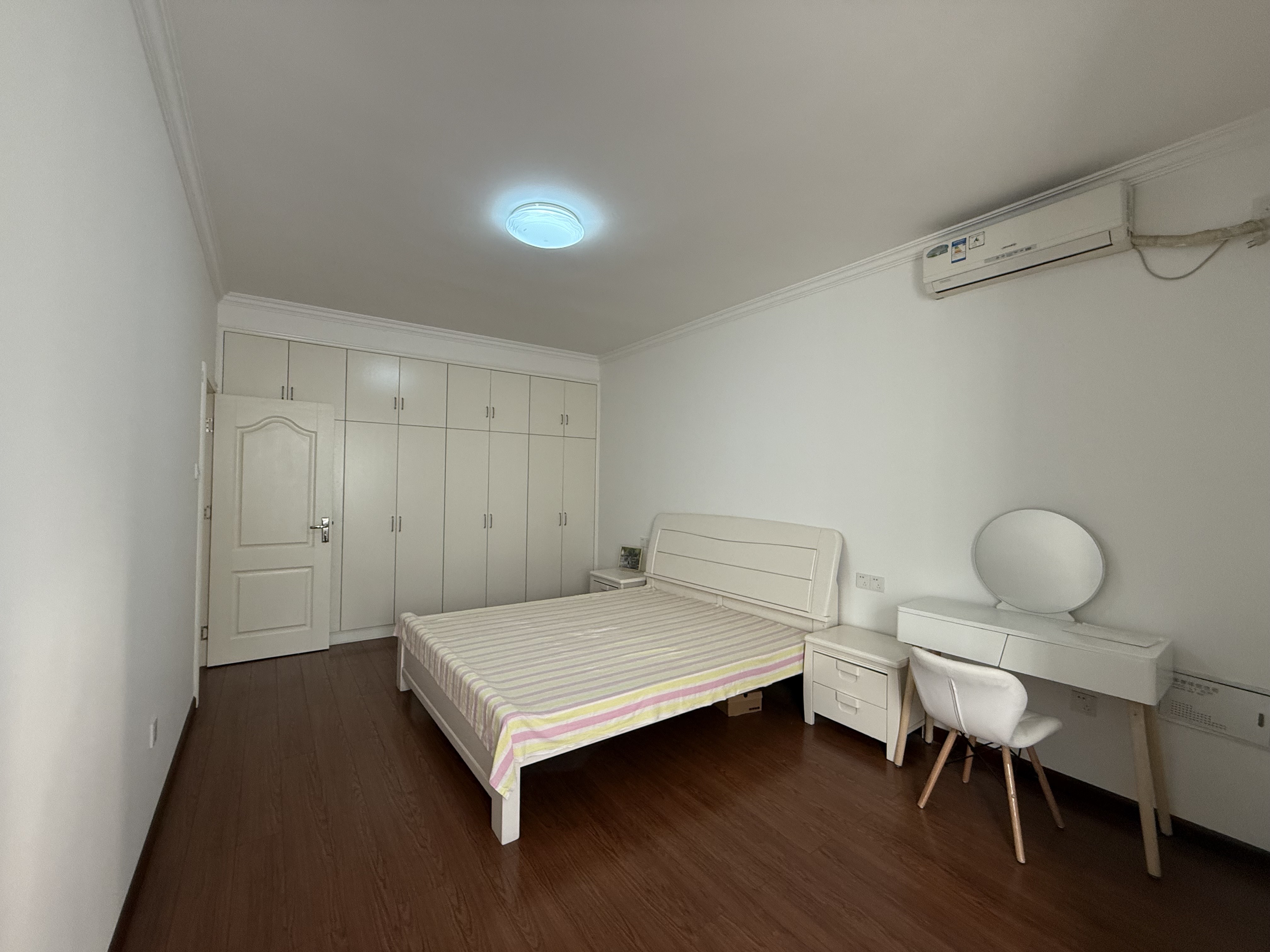 煤气公司家属楼  3室2厅2卫    63.8万客厅