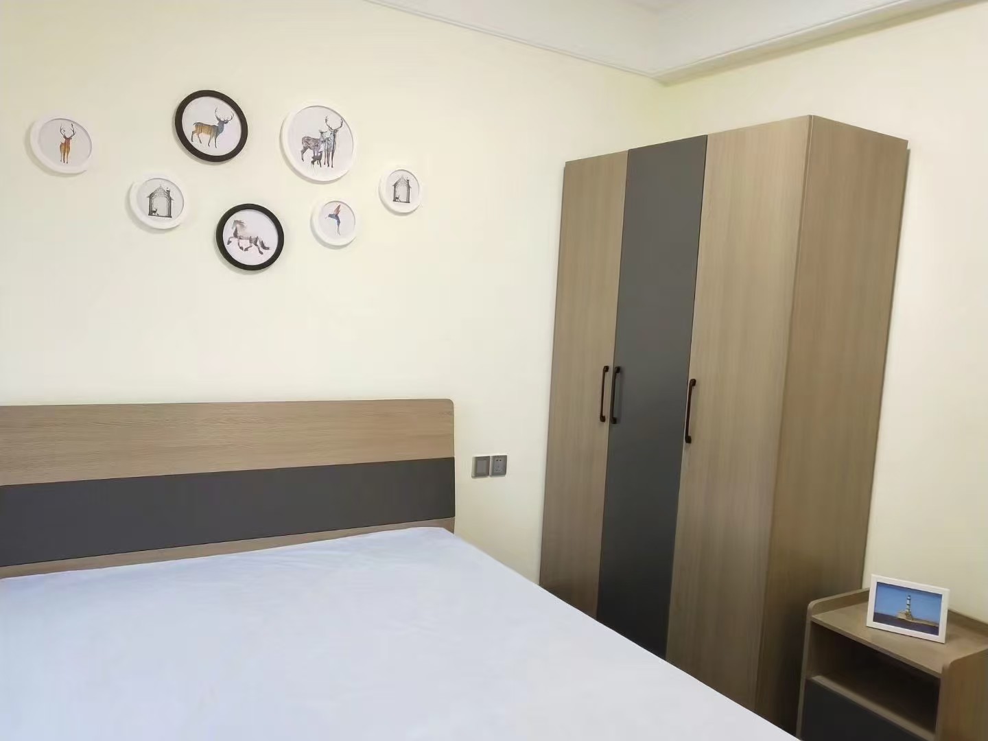 滨江海岸三期  1室2厅1卫    2600.0元/月室内图1