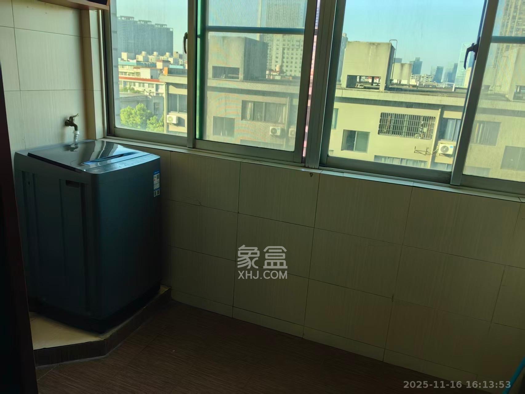 龙柏小区  4室2厅2卫    3200.0元/月室内图