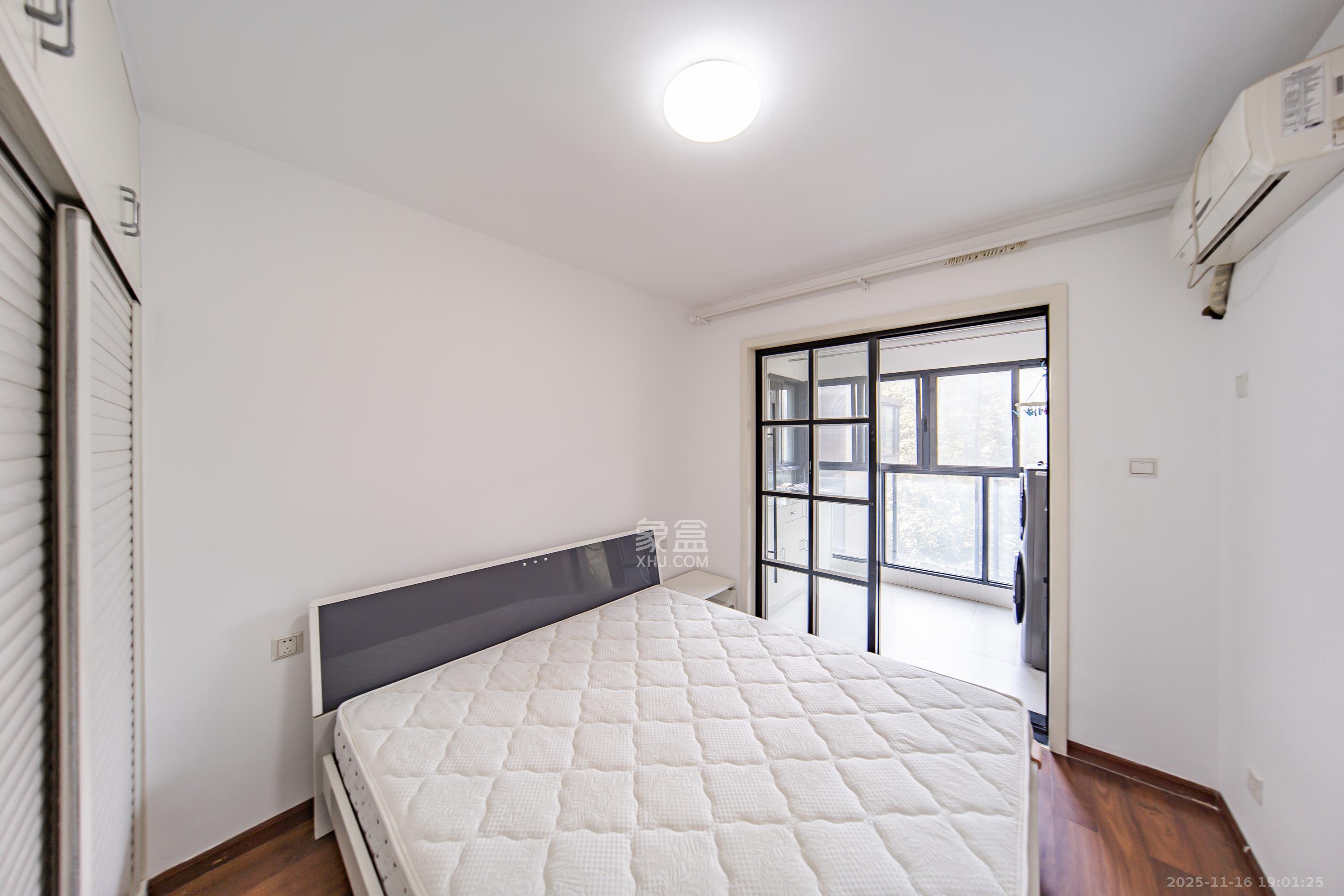 香江锦城 3室2厅2卫 128.0万 香江锦城 3室2厅2卫 128.0万卧室