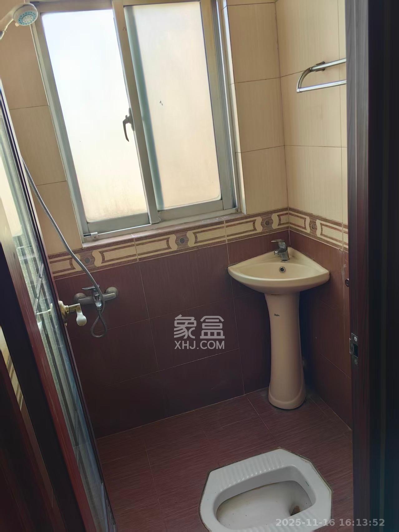 龙柏小区 4室2厅2卫 3200.0元/月 龙柏小区 4室2厅2卫 3200.0元/月室内图