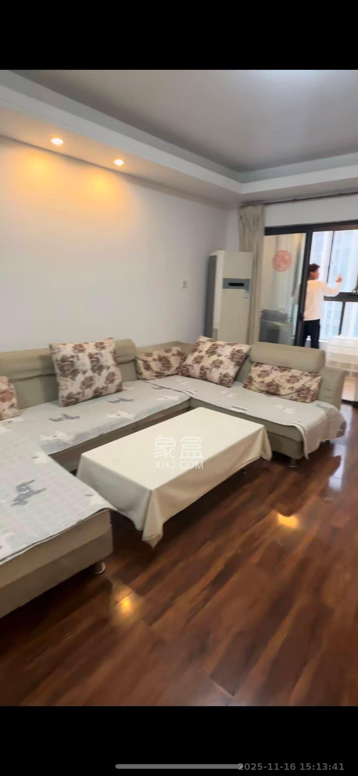 绿地中央广场  3室2厅1卫    2400.0元/月