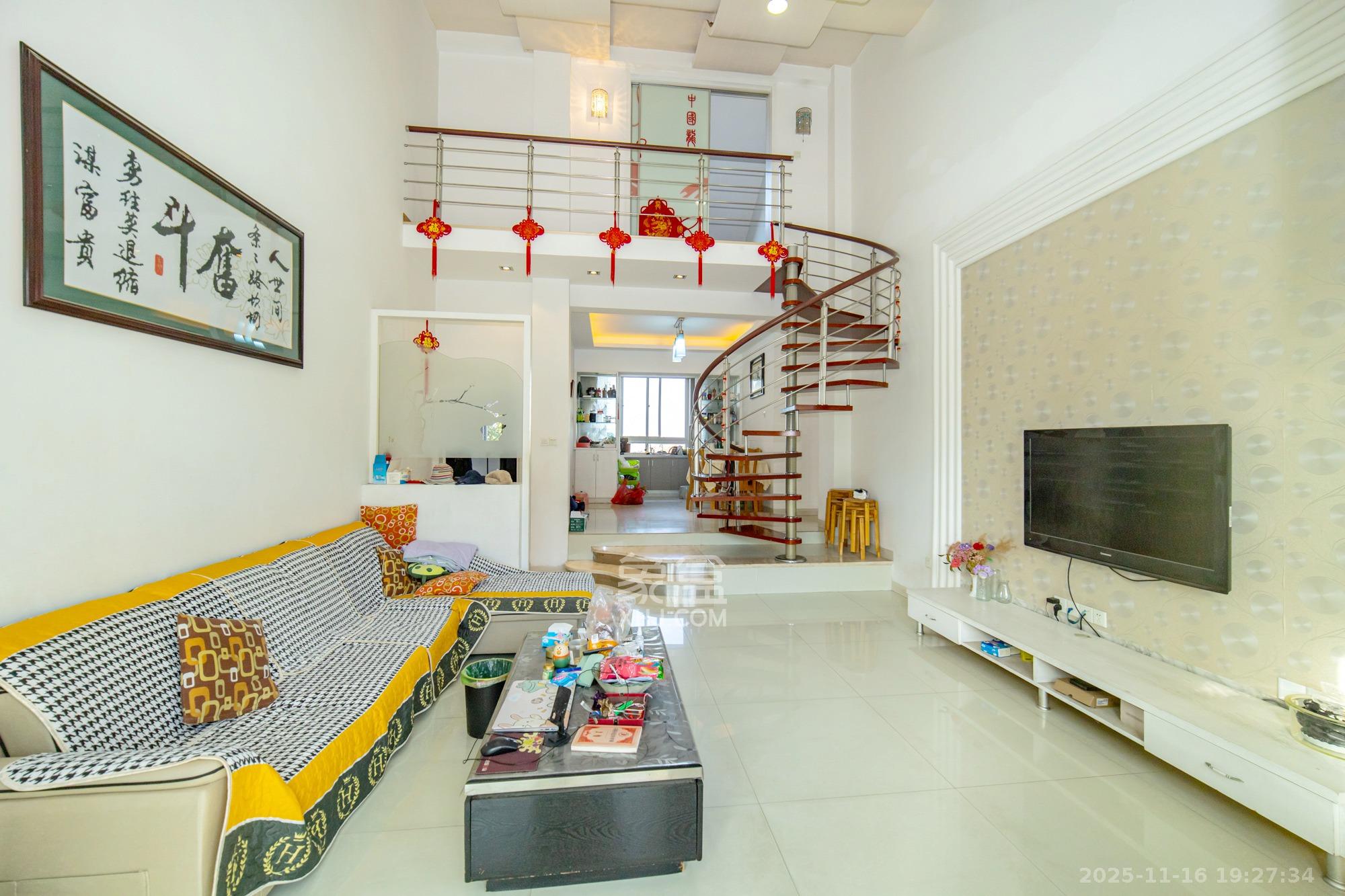 山水芙蓉国际新城  5室2厅2卫    68.0万客厅