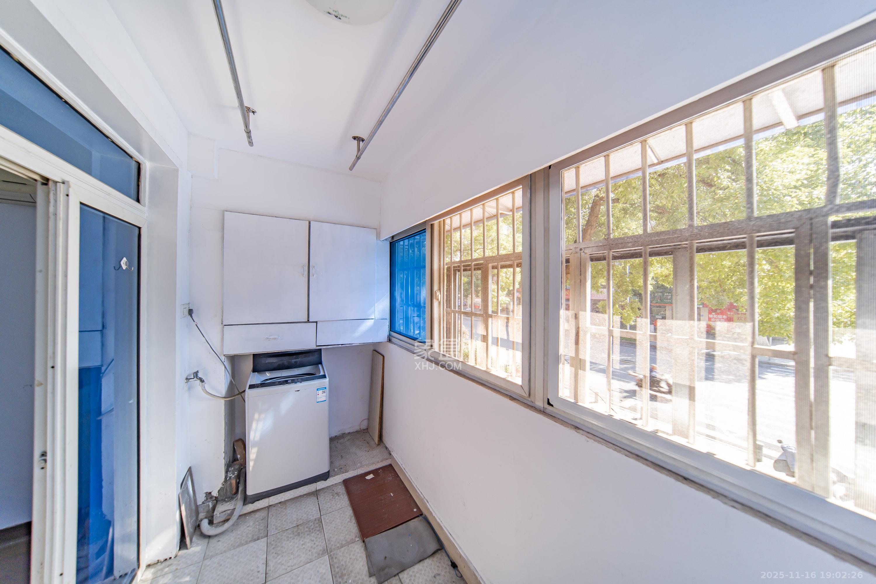 四方小区  3室2厅2卫    70.0万阳台