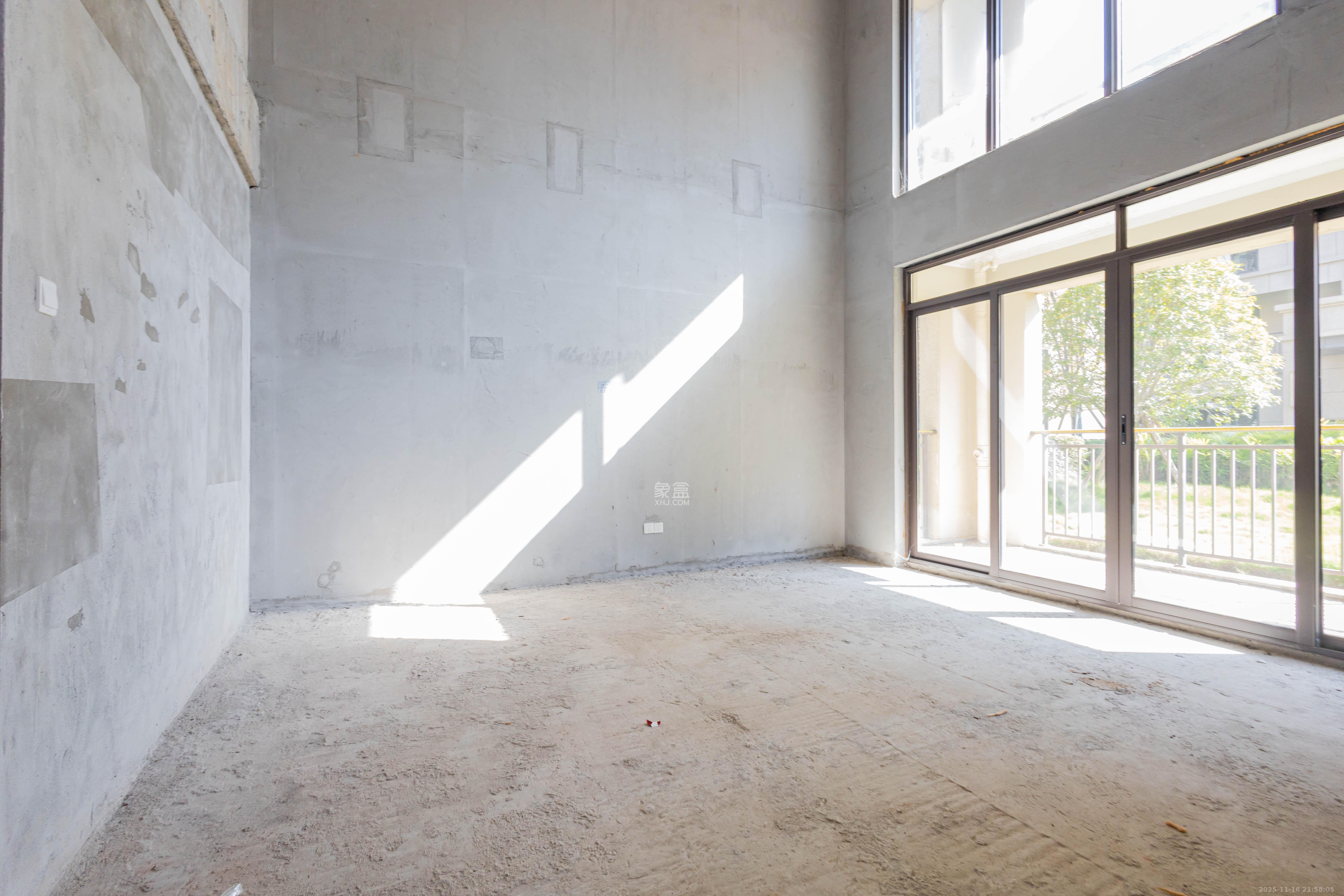 湘域芯城二期 4室2厅3卫 300.0万 湘域芯城二期 4室2厅3卫 300.0万卧室