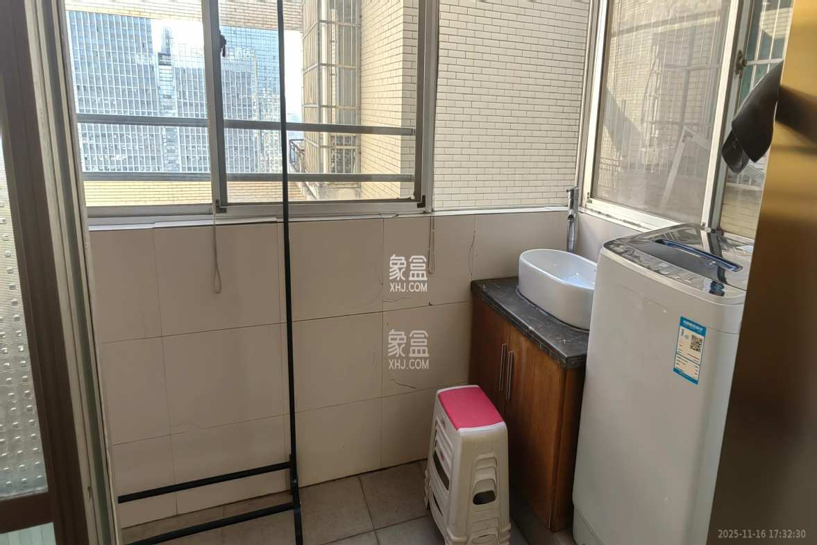 雄踞都市东家 2室2厅1卫 2000.0元/月 雄踞都市东家 2室2厅1卫 2000.0元/月室内图