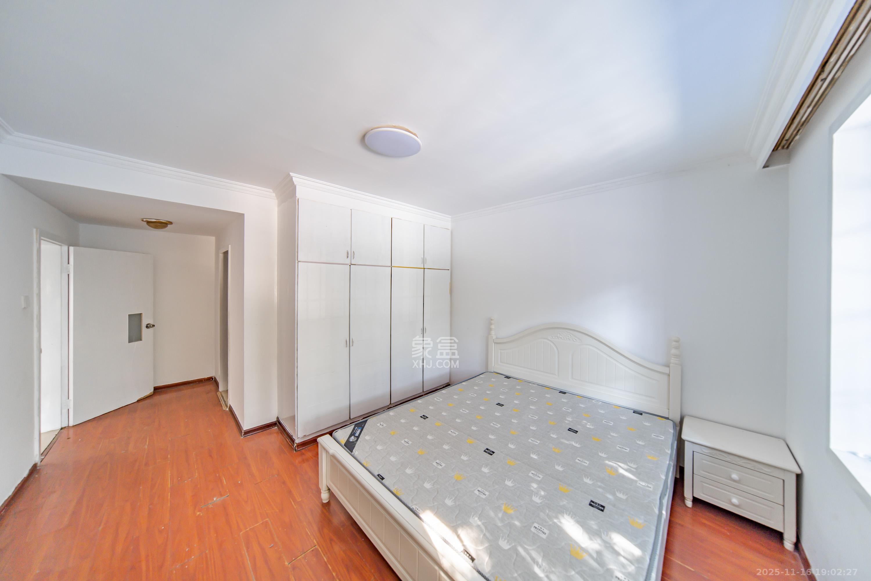 四方小区  3室2厅2卫    70.0万卧室