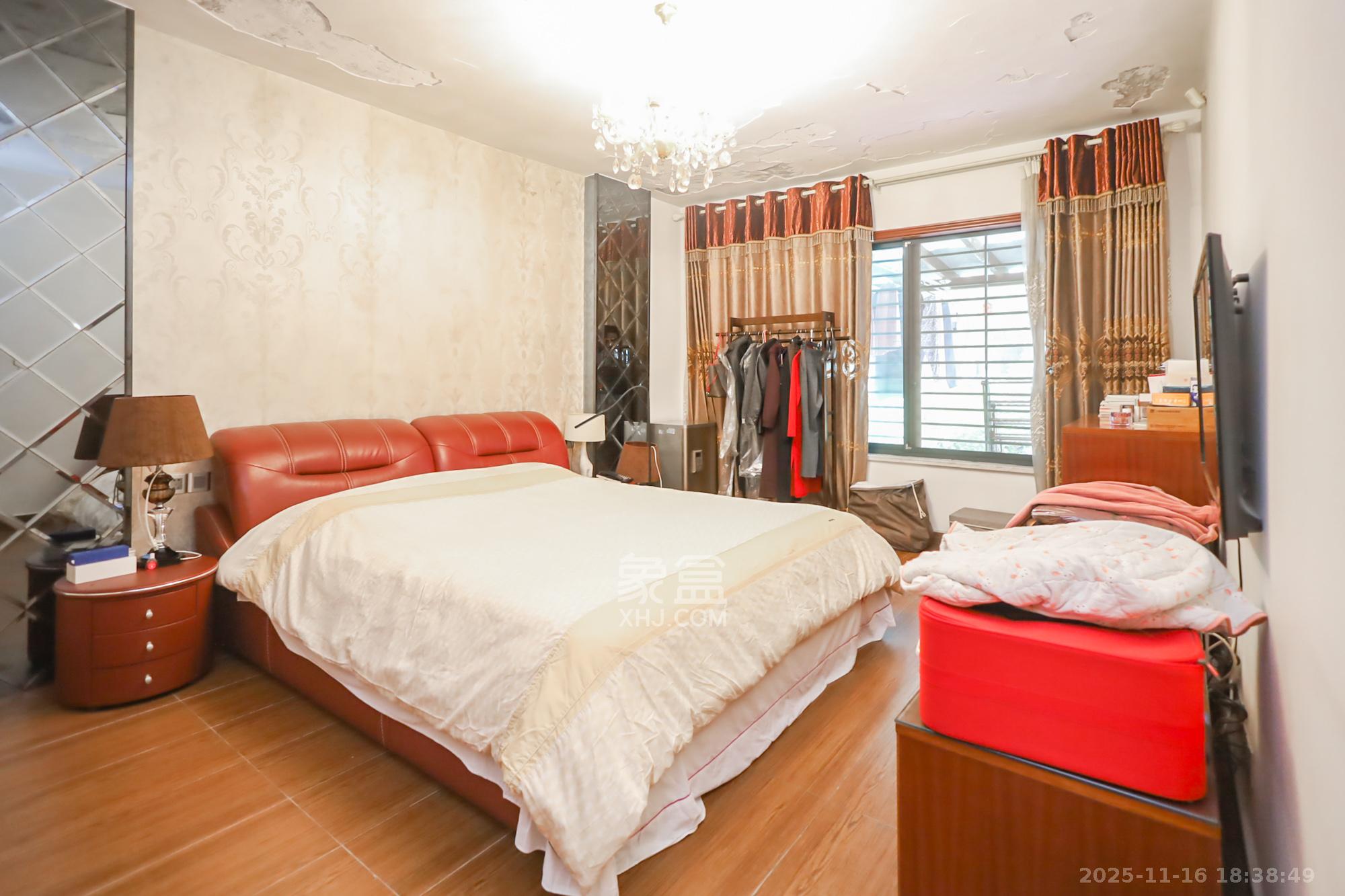 西山汇景一、二期 4室2厅2卫 356.0万 西山汇景一、二期 4室2厅2卫 356.0万卧室