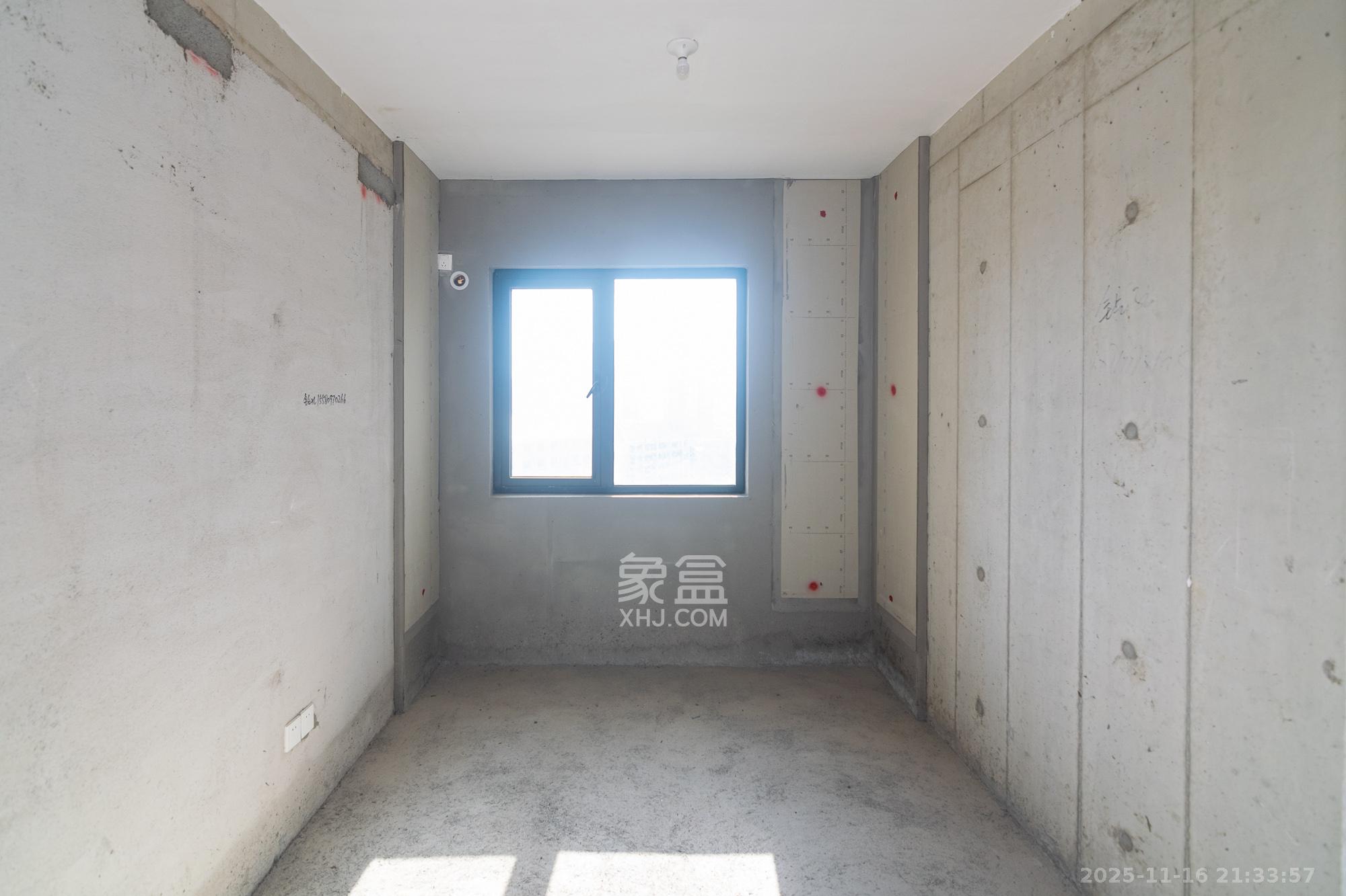 中粮鸿云  4室2厅2卫    82.8万卧室