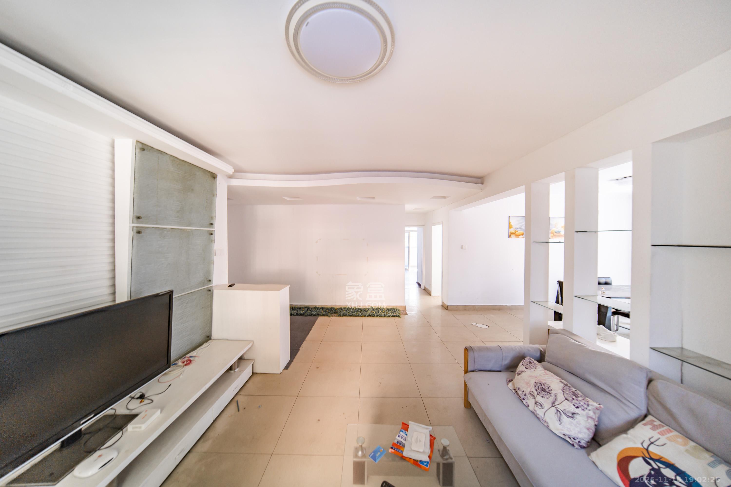 四方小区  3室2厅2卫    70.0万客厅