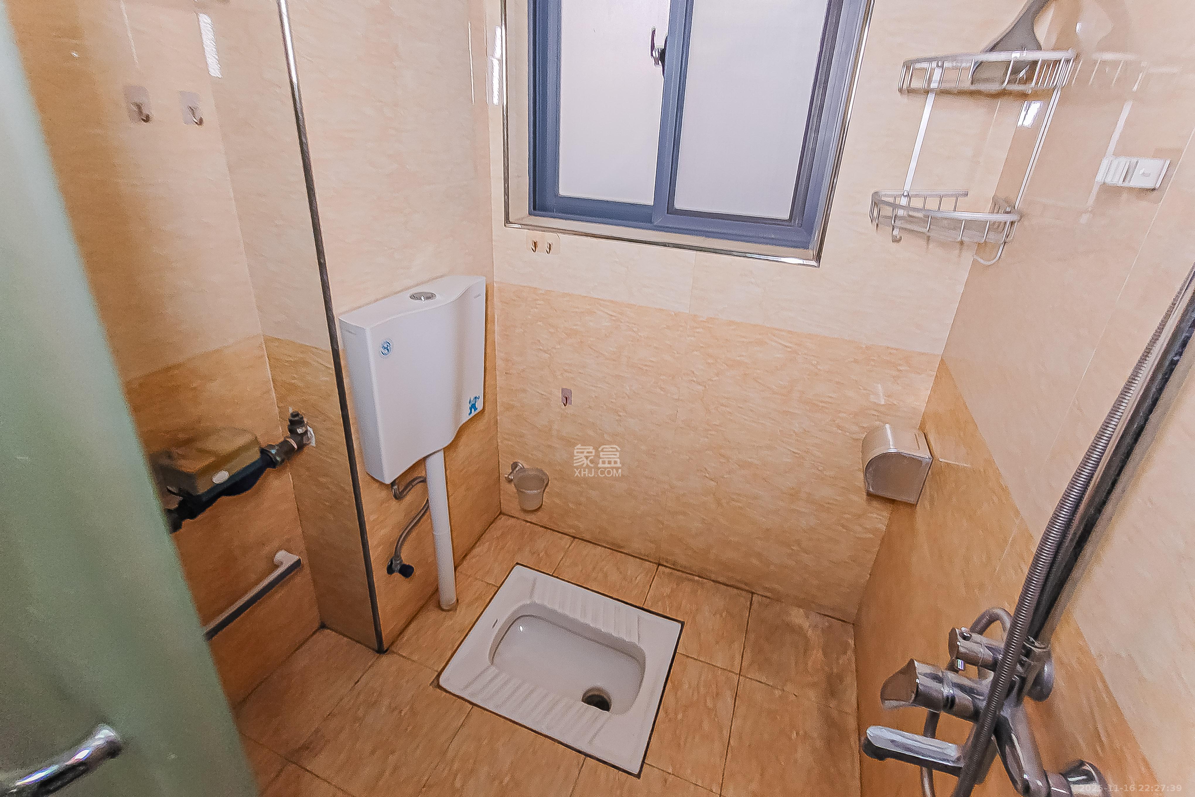 钱隆首府(福晟御园)  3室2厅2卫    135.0万卫生间