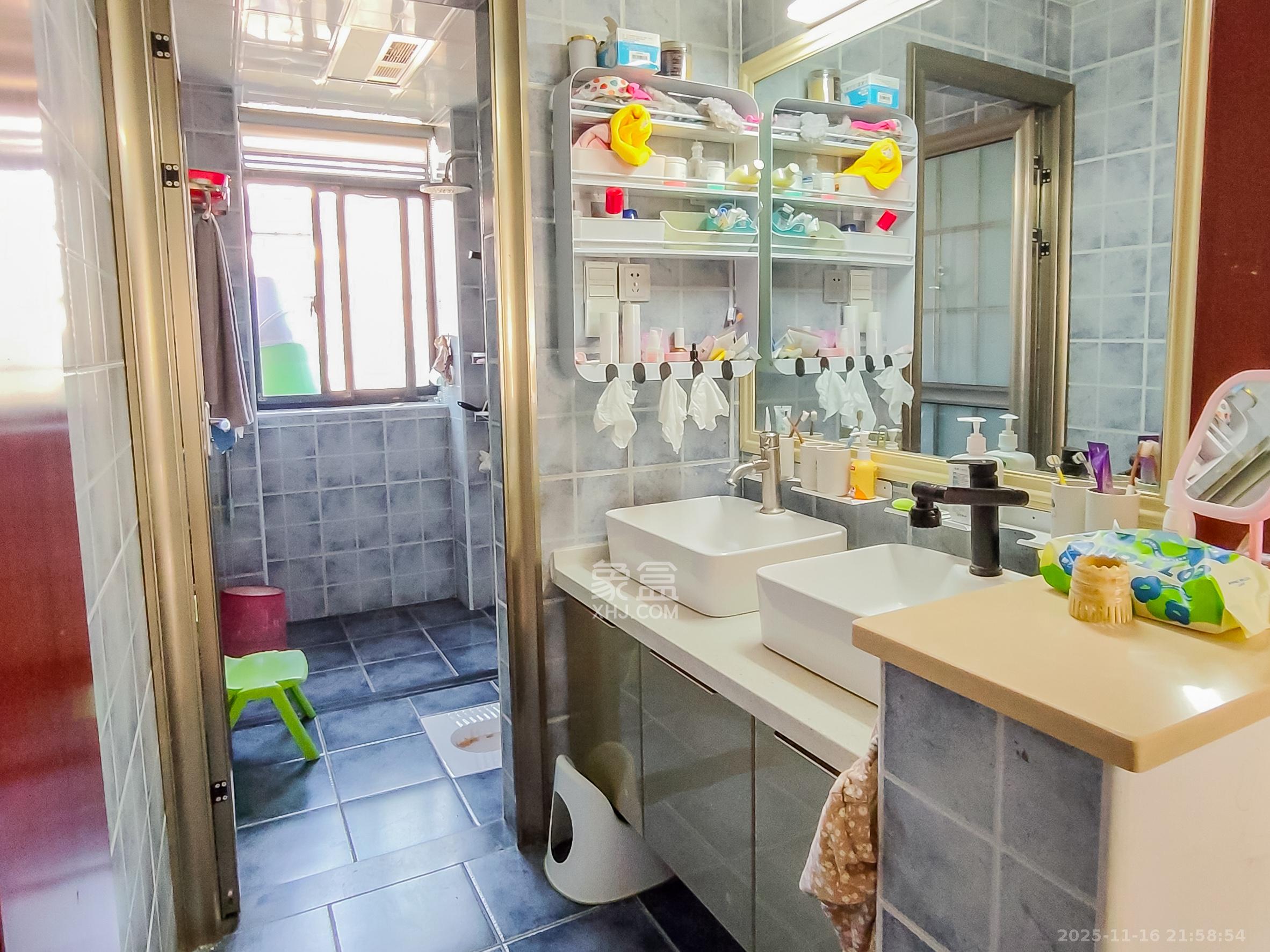 岸芷汀兰  4室2厅2卫    70.0万卫生间