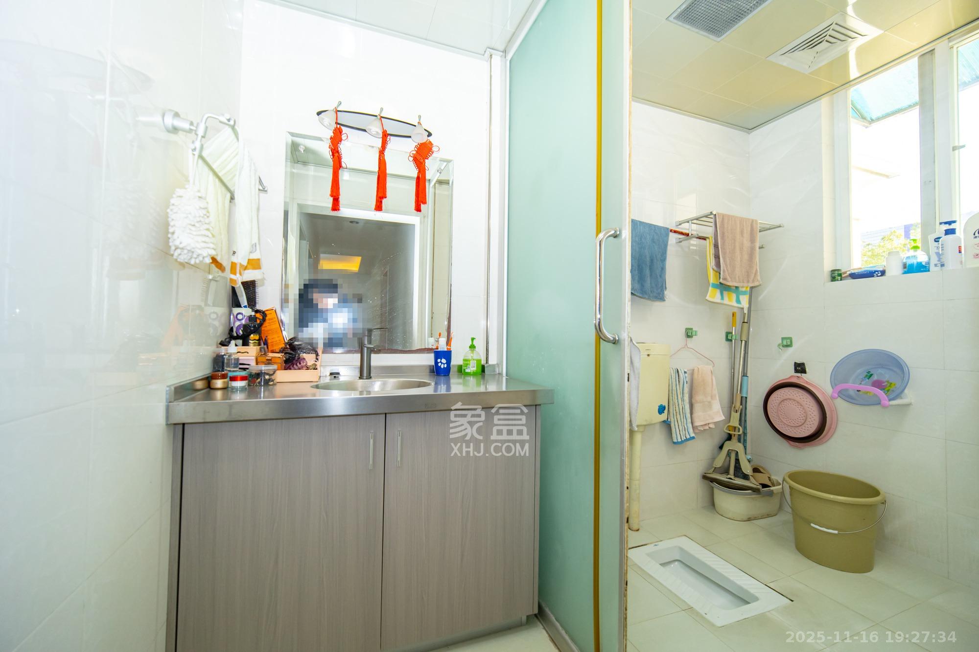 山水芙蓉国际新城  5室2厅2卫    68.0万卫生间