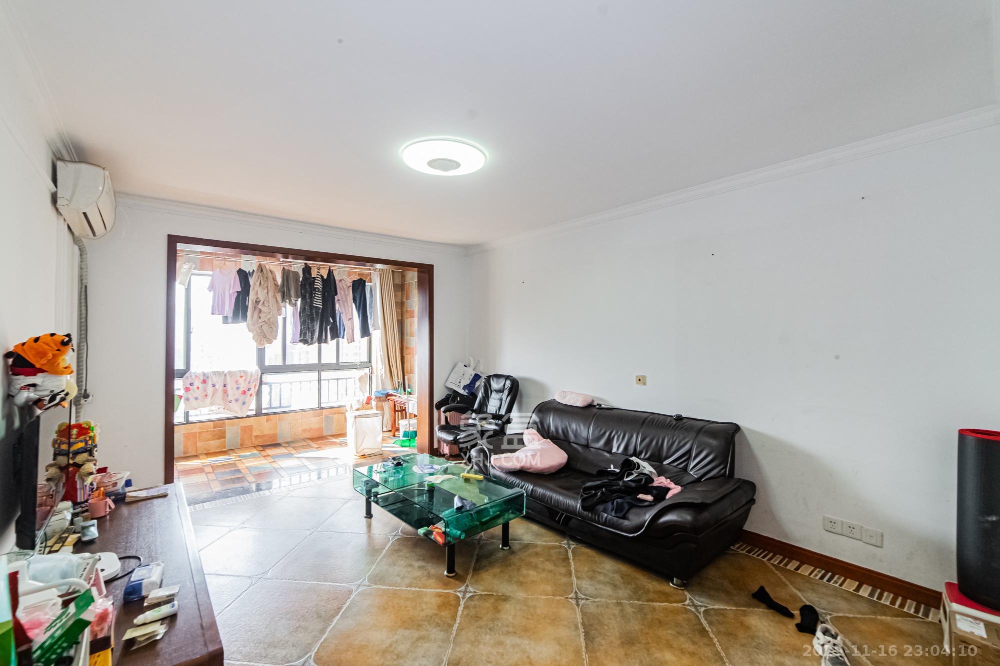 万国城(当代满庭春MOMA)二期 2室2厅1卫 65.0万 万国城(当代满庭春MOMA)二期 2室2厅1卫 65.0万客厅