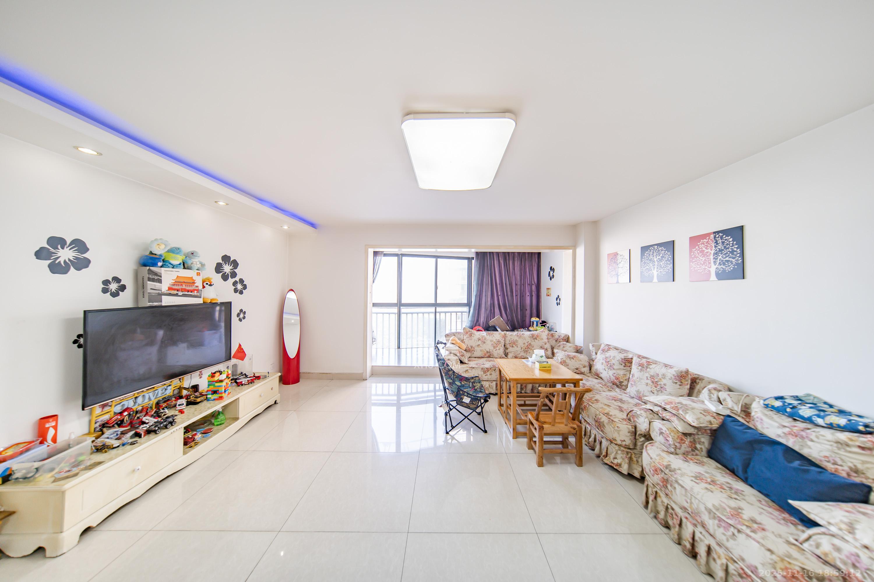 佳阳悦景馨都 4室2厅2卫 94.8万 佳阳悦景馨都 4室2厅2卫 94.8万客厅