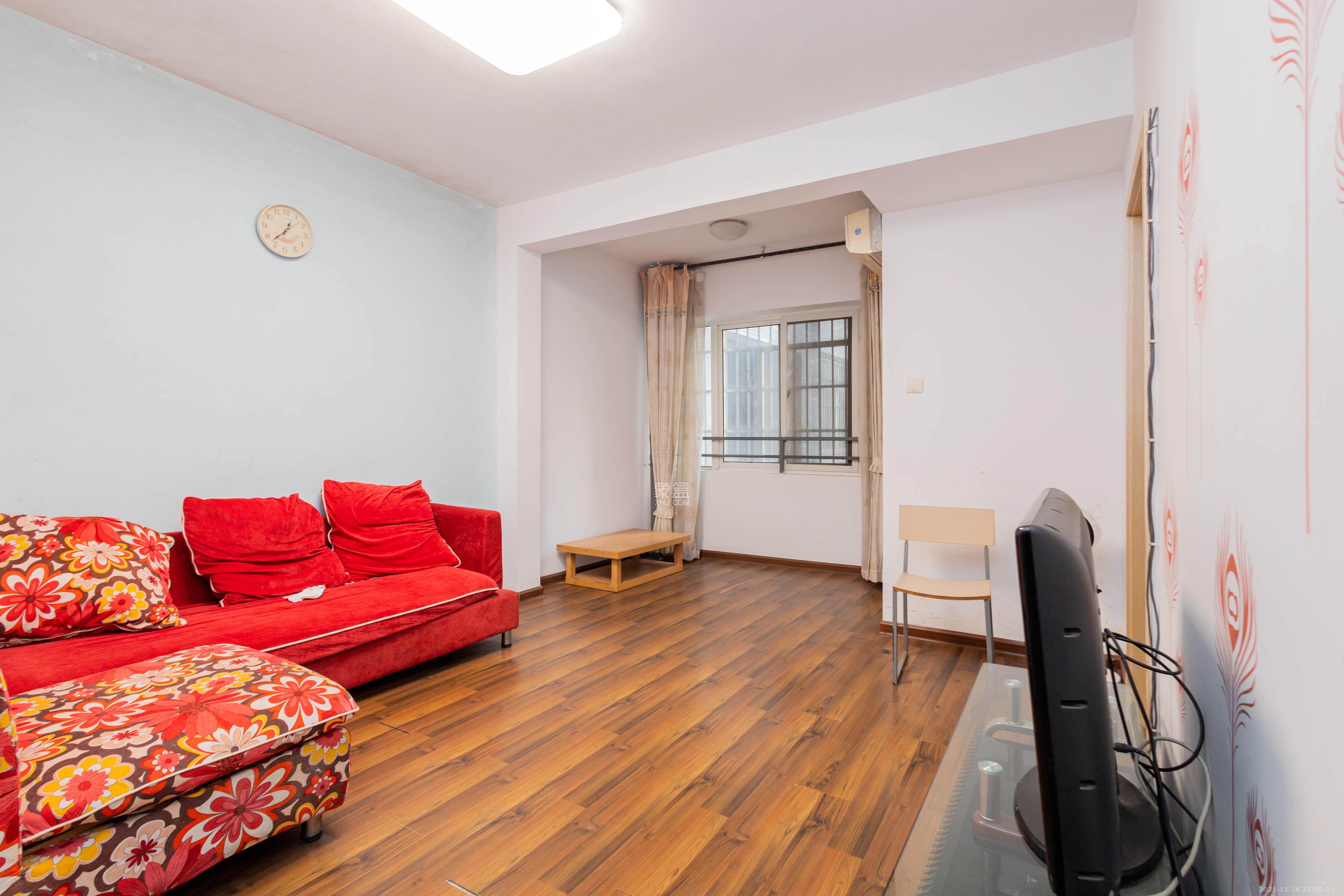 未来蜂巢  3室2厅1卫    42.0万客厅