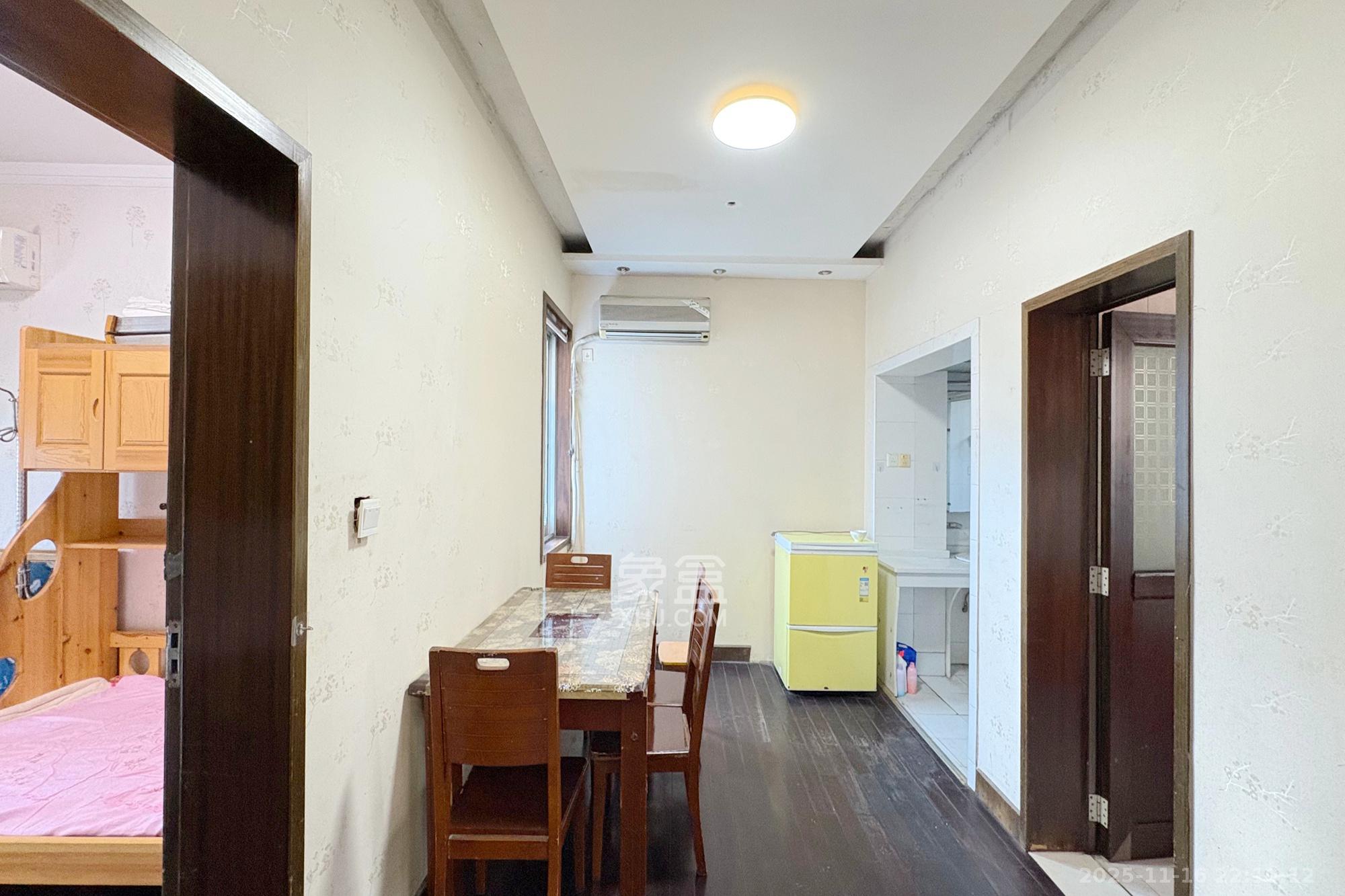 市教委单位房  3室2厅1卫    79.8万客厅