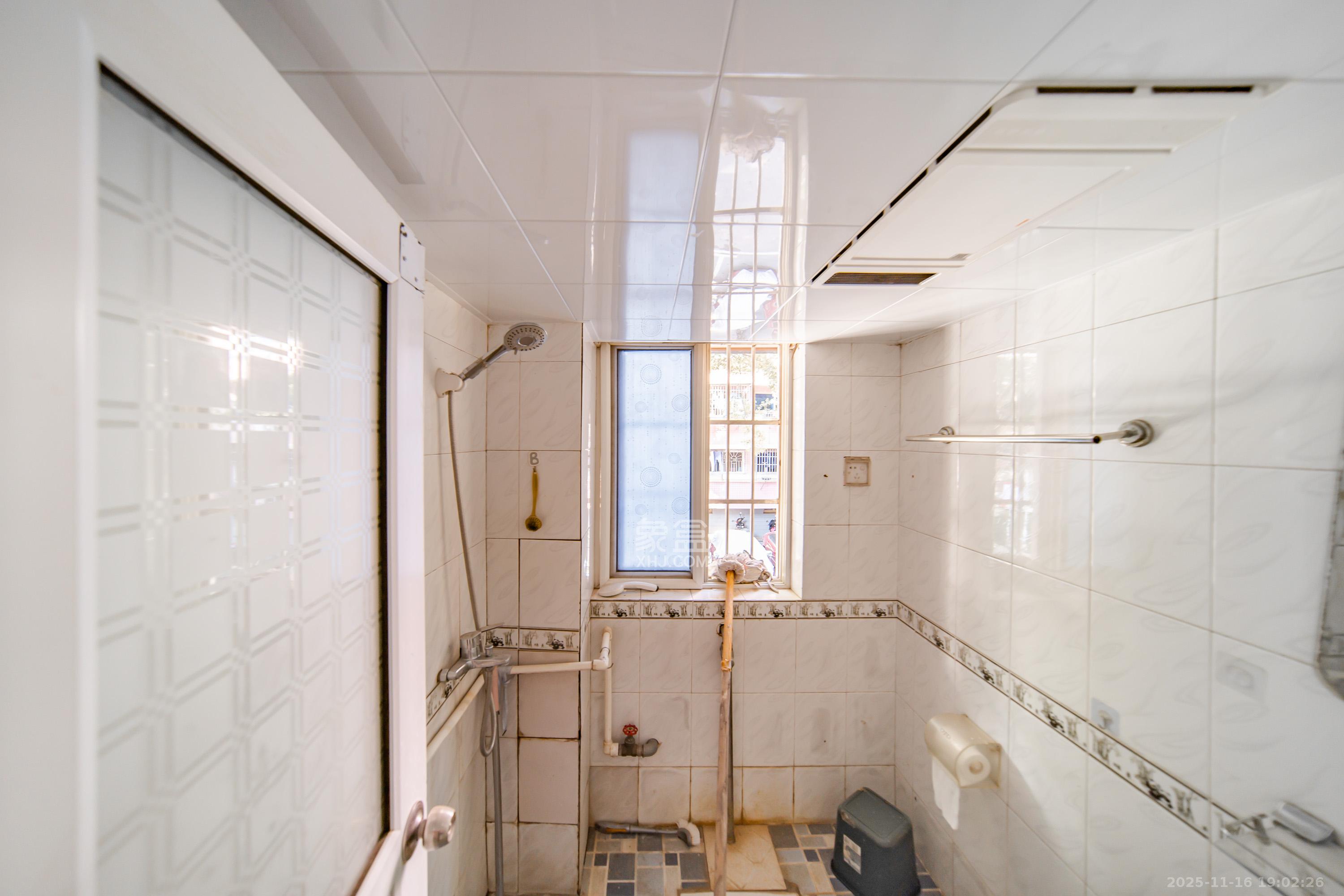 四方小区  3室2厅2卫    70.0万卫生间