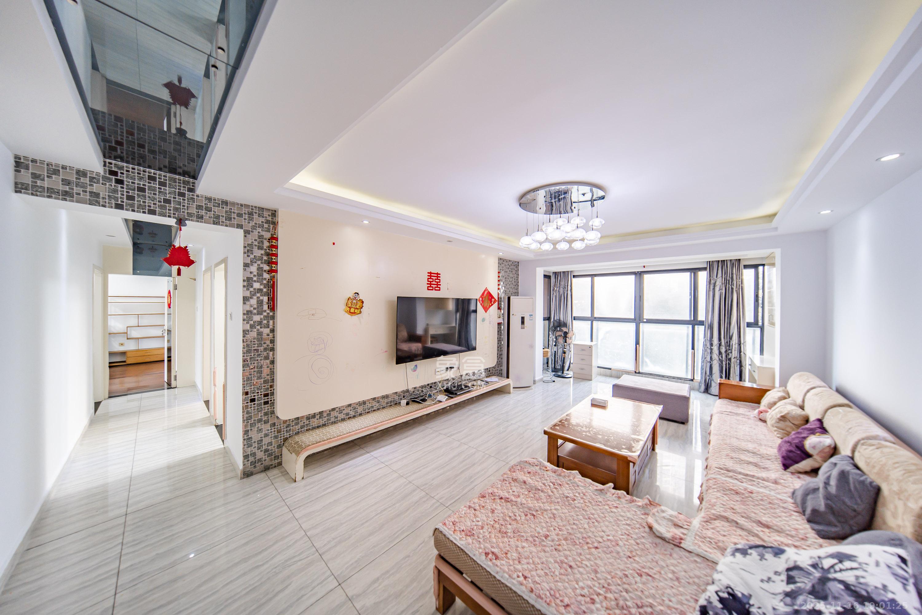 香江锦城 3室2厅2卫 128.0万 香江锦城 3室2厅2卫 128.0万客厅