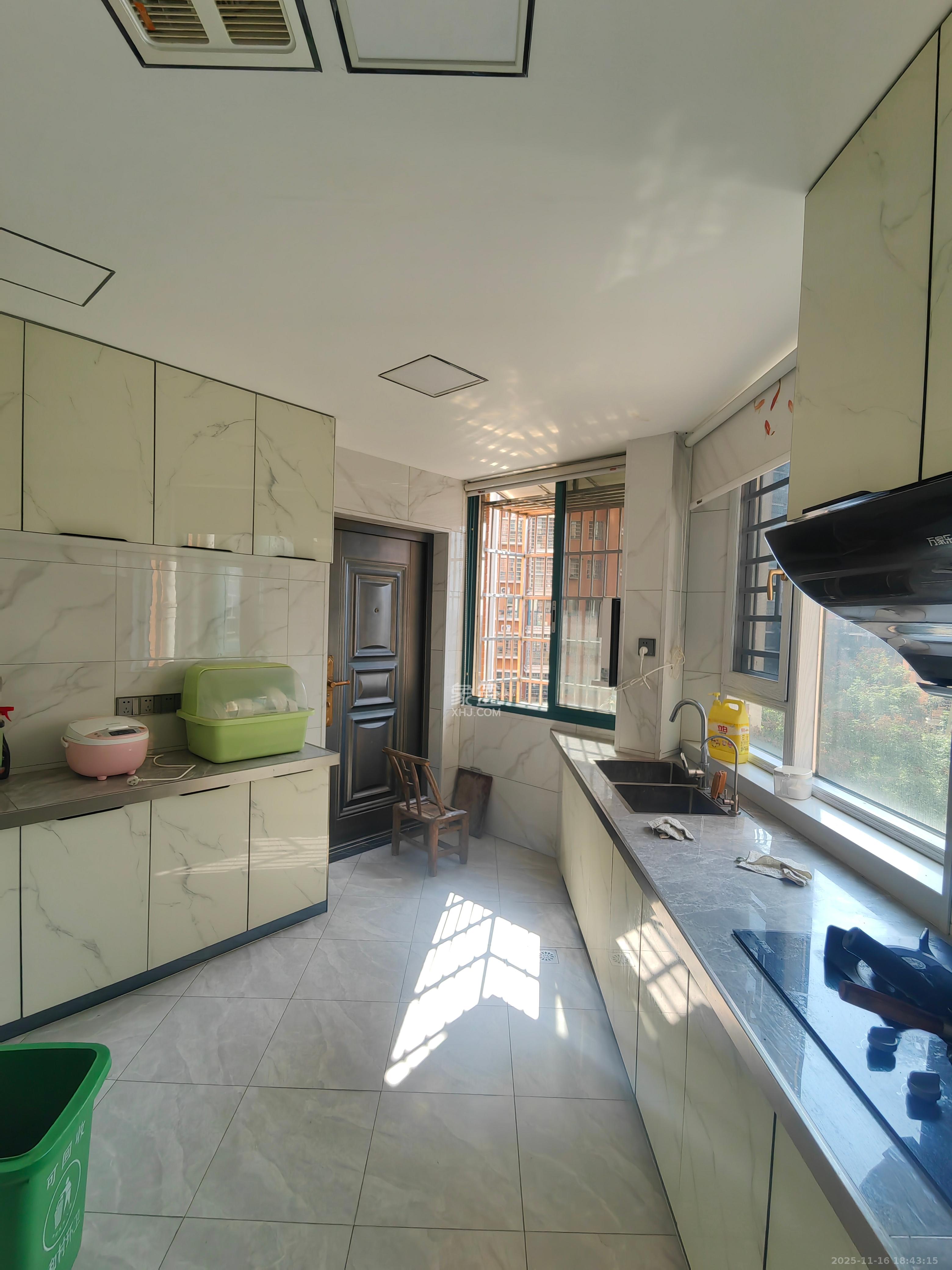 百合湖滨花园  4室2厅2卫    2400.0元/月室内图