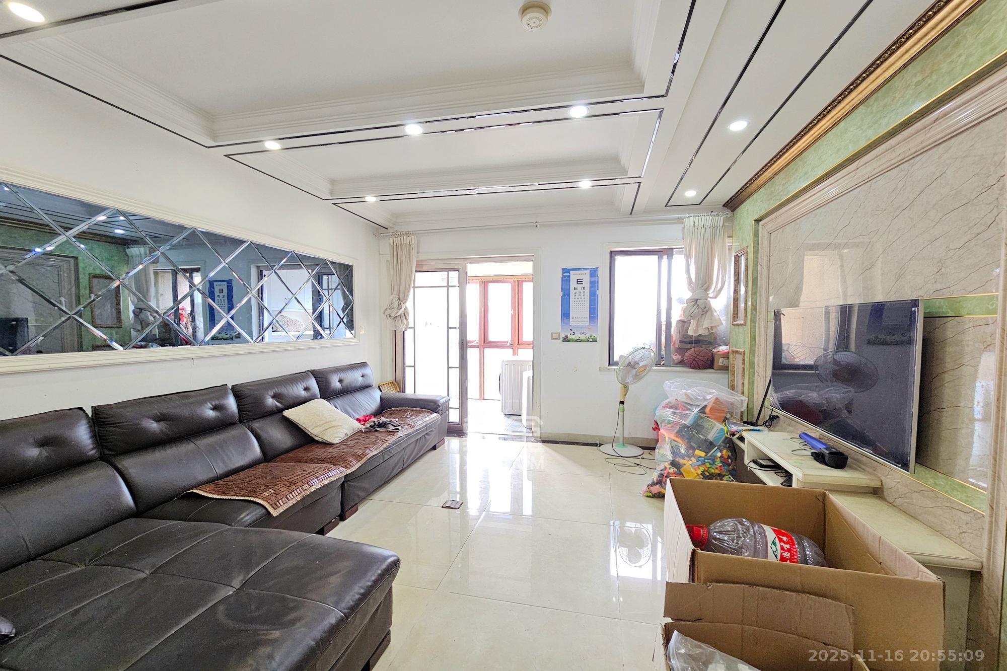 嘉宇盛世华章  3室2厅2卫    100.0万客厅