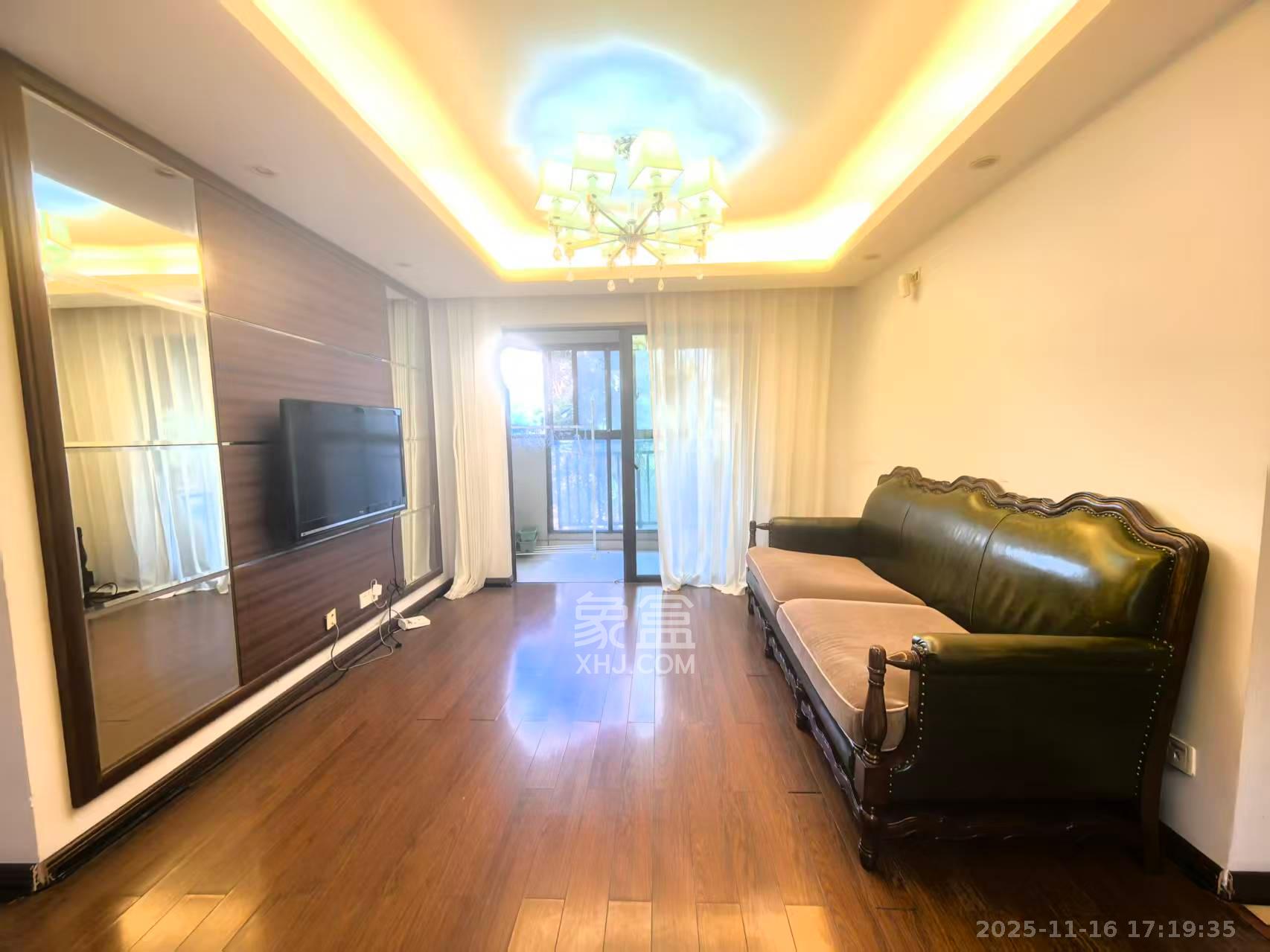 万科城  3室2厅2卫    2500.0元/月