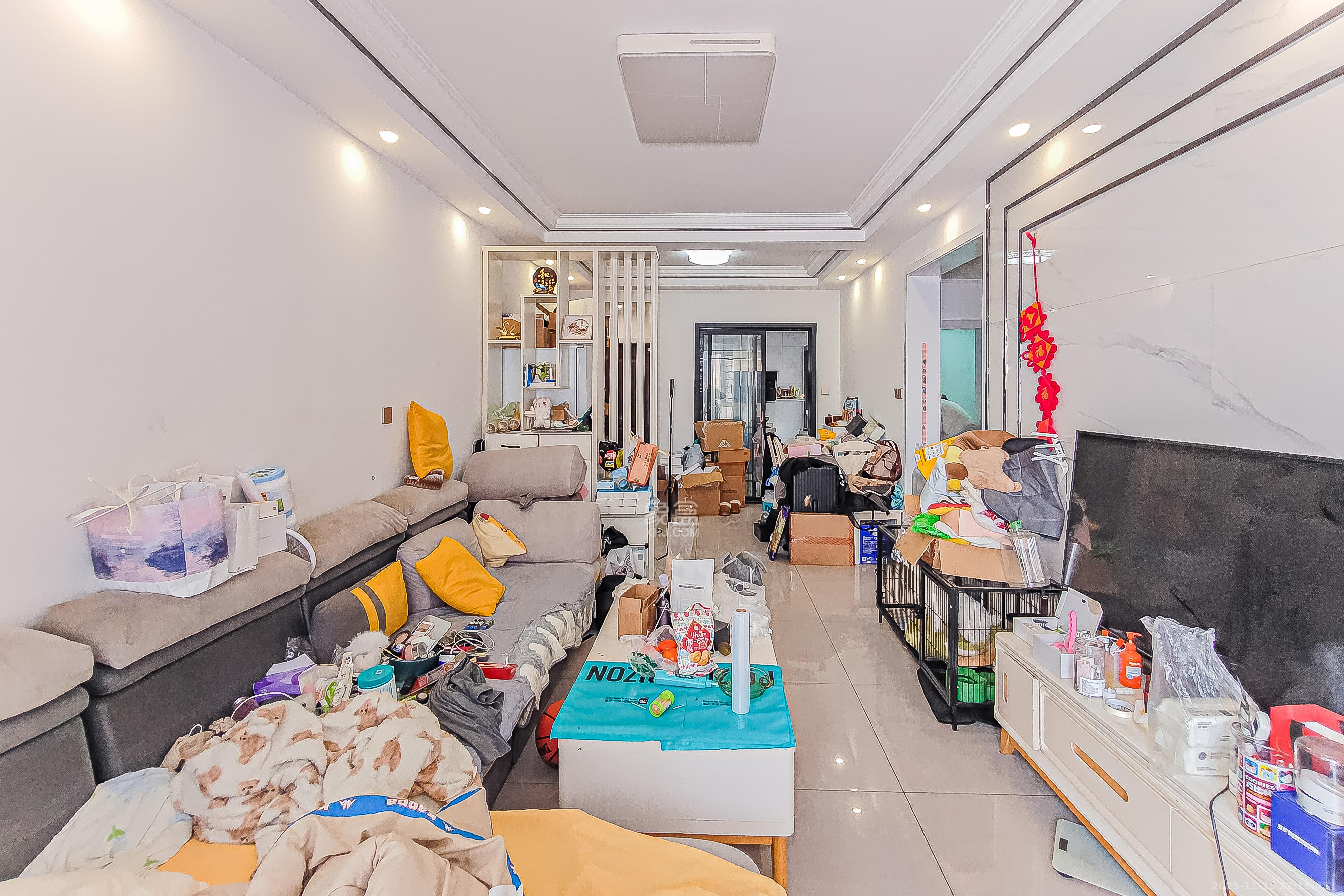 江南华府  3室2厅1卫    90.0万客厅