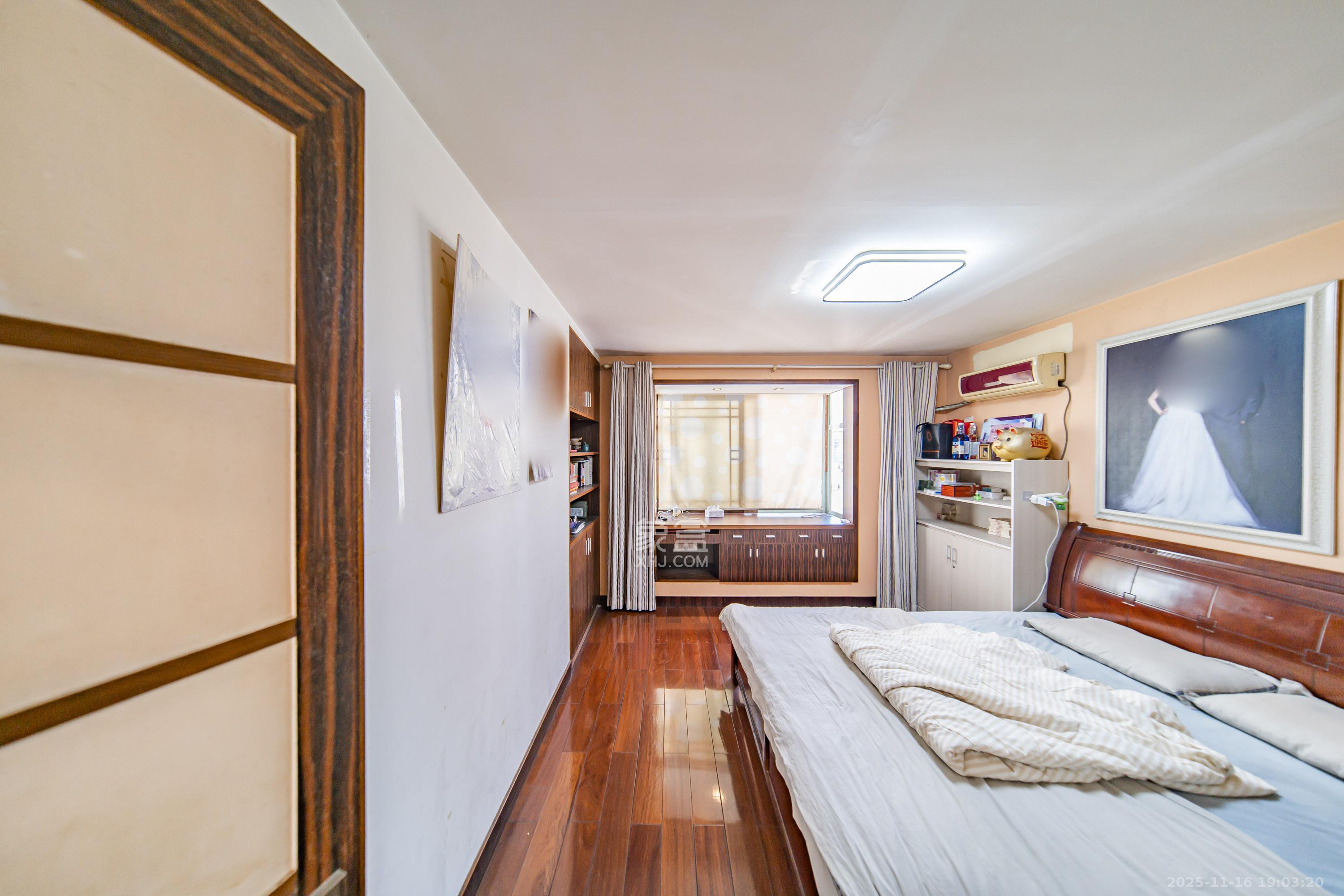 锦绣华天  4室2厅2卫    215.0万卧室