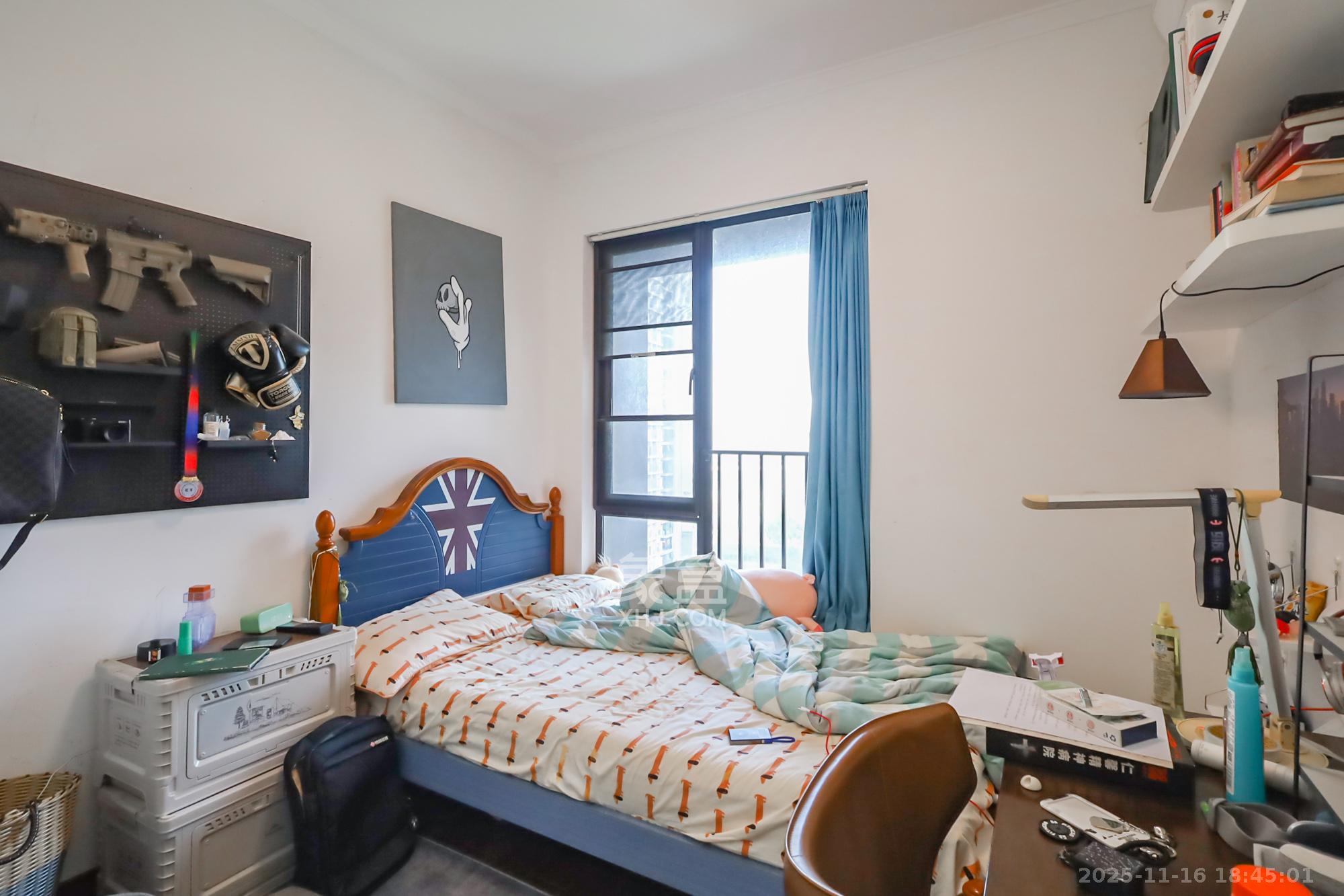 万科里金域国际  4室2厅2卫    220.0万卧室