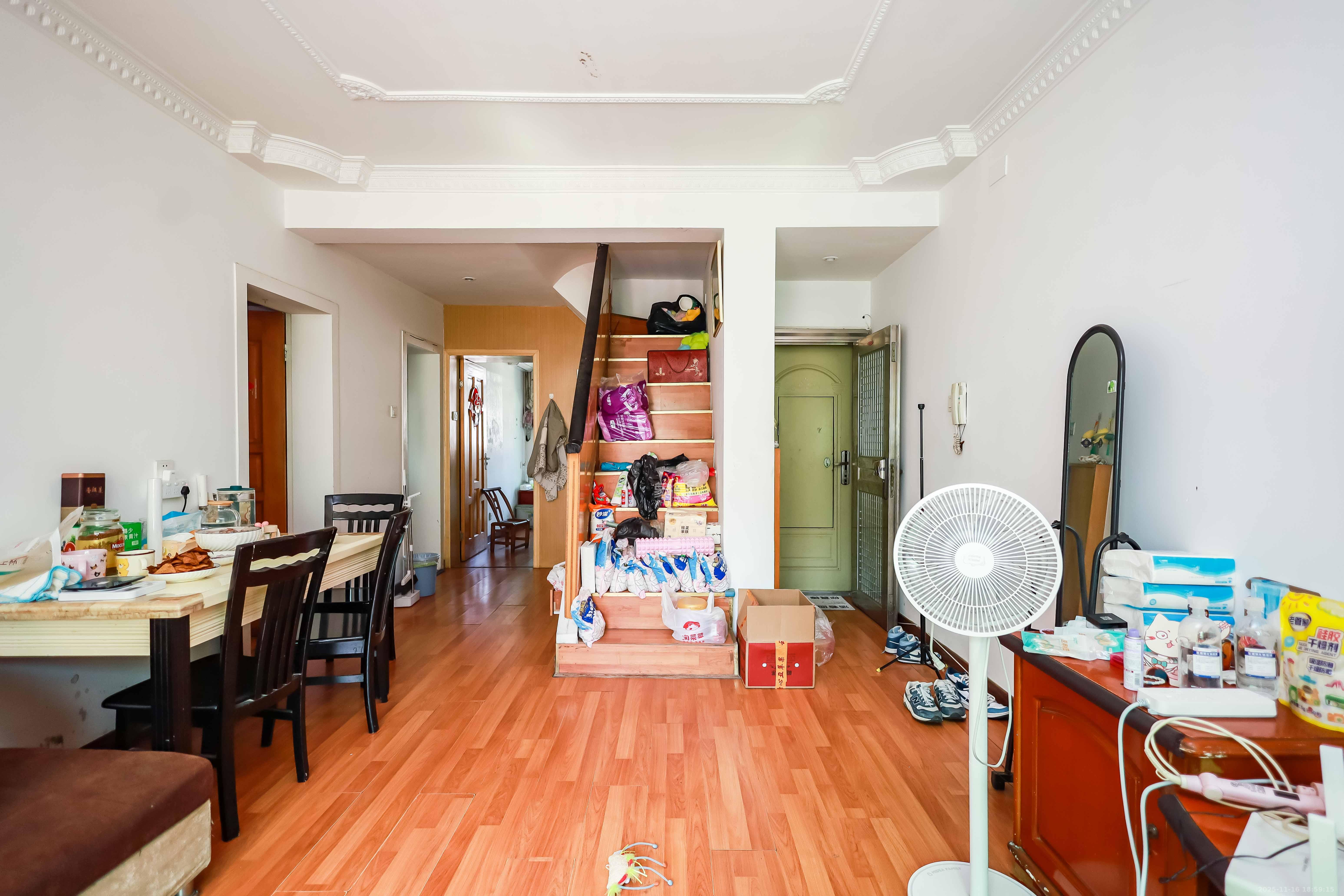 咸嘉新村嘉明苑 5室2厅2卫 105.0万 咸嘉新村嘉明苑 5室2厅2卫 105.0万客厅