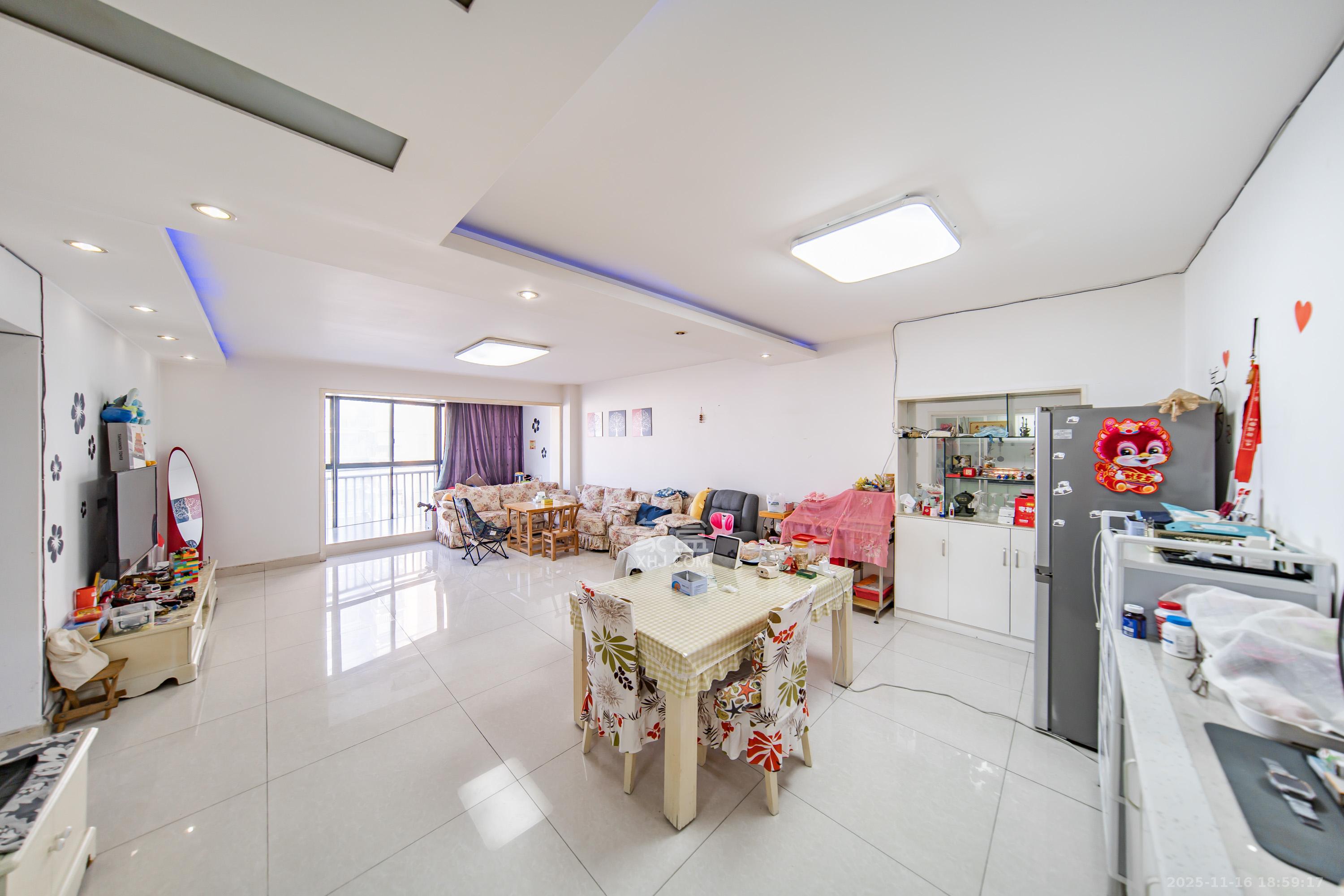 佳阳悦景馨都  4室2厅2卫    94.8万客厅