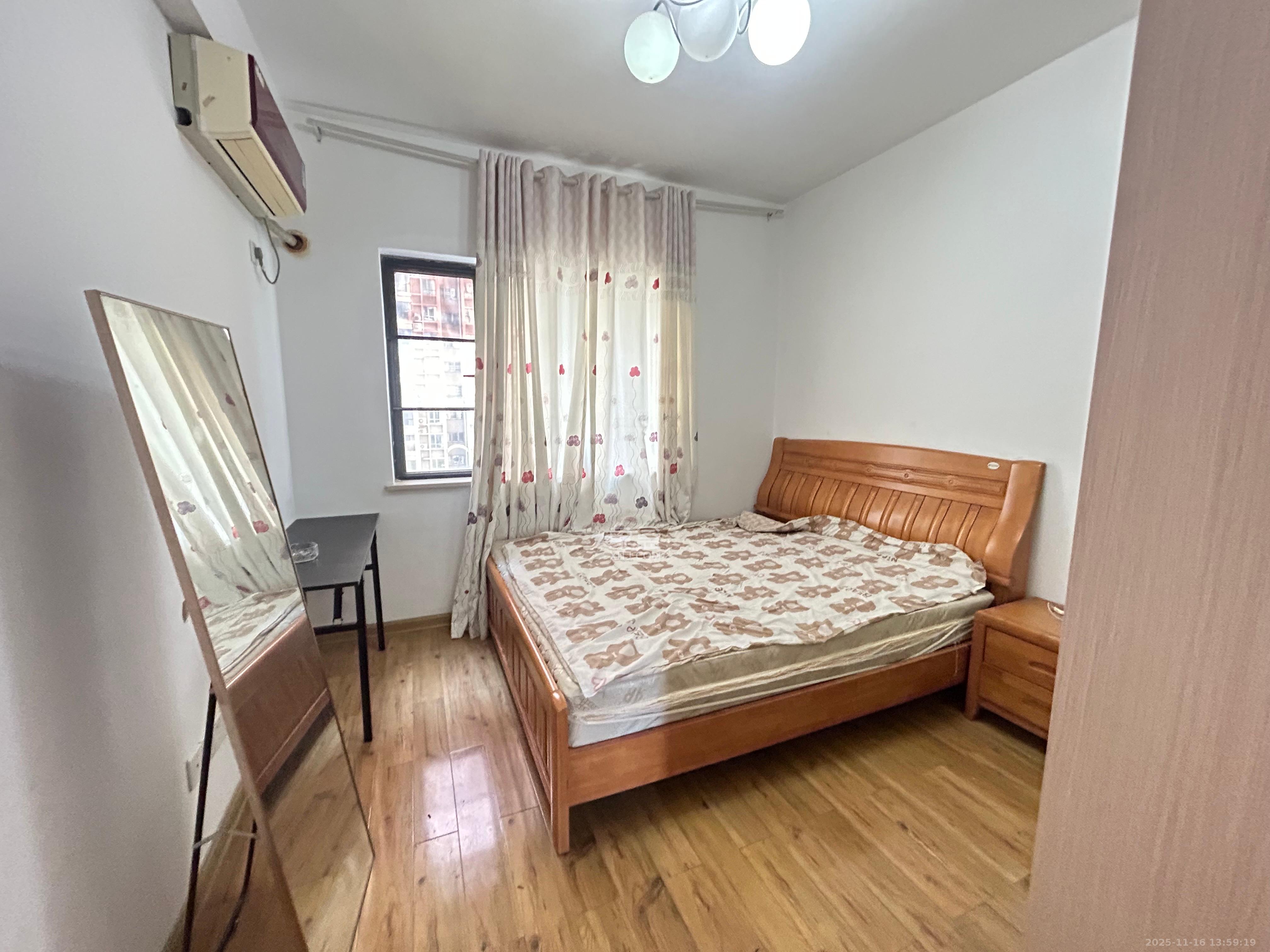 上海城小区  4室2厅2卫    2400.0元/月室内图